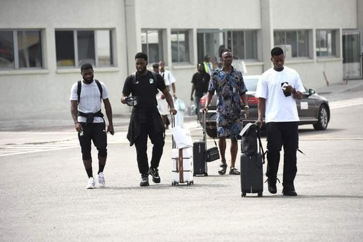 Image de Football. La préparation pour la 34ème édition de la Coupe d'Afrique des Nations (CAN) 2023, accueillie par la Côte d'Ivoire entre le 13 janvier et le 11 février 2024, a débuté avec enthousiasme et détermination. Les 27 joueurs sélectionnés par l'équipe nationale se sont réunis à San Pedro pour entamer un programme rigoureux en vue de ce prestigieux tournoi continental de football. L'atmosphère à San Pedro est empreinte de concentration et d'engagement alors que les joueurs se préparent mentalement et physiquement pour affronter cette compétition majeure. Chaque membre de l'équipe est présent, déterminé à représenter fièrement son pays et à viser la victoire finale. La phase initiale de la préparation consiste en des séances d'entraînement intenses, soigneusement planifiées par le staff technique pour améliorer les aspects tactiques, techniques et physiques du jeu. Les entraîneurs mettent l'accent sur la cohésion d'équipe, la stratégie de jeu et la mise en place des différentes combinaisons tactiques afin d'être prêts pour les défis à venir lors de la compétition. Un élément crucial de cette préparation est le match amical prévu contre la Sierra Leone, programmé pour le 6 janvier 2024. Ce match servira de test crucial pour l'équipe ivoirienne, offrant l'opportunité de mettre en pratique les stratégies élaborées lors des entraînements et de peaufiner les derniers réglages avant le début de la CAN. Le staff technique et les joueurs sont conscients de l'importance de ce match amical. Outre l'aspect compétitif, il constitue une opportunité pour évaluer le niveau de performance de l'équipe, identifier les points forts à consolider et les éventuelles lacunes à corriger avant le coup d'envoi du tournoi. La tension monte progressivement à l'approche de cet affrontement amical. Les supporters et les observateurs du football ivoirien scrutent avec attention cette rencontre, désireux d'apercevoir les premiers signes de la stratégie de jeu de l'équipe, de la forme physique des joueurs clés et du potentiel de cette sélection à briller lors de la CAN. Les médias locaux et internationaux suivent de près cette phase de préparation, alimentant l'excitation générale autour de l'événement. Chaque séance d'entraînement, chaque déclaration des joueurs ou du staff technique est scrutée, analysée et commentée, créant un véritable engouement médiatique. Au-delà du volet sportif, la préparation de l'équipe nationale pour la CAN 2023 revêt également un aspect social et culturel. Les joueurs sont des figures emblématiques de leur nation et exercent une influence importante auprès des jeunes et de la population en général. Leur participation à cet événement sportif majeur renforce le sentiment d'unité nationale et suscite un fort sentiment de fierté chez les supporteurs. Les 27 joueurs convoqués représentent la diversité et la richesse du football ivoirien, avec des talents venant des différents clubs nationaux et internationaux. Leur présence à San Pedro pour cette préparation démontre l'engagement collectif envers un objectif commun : atteindre les sommets de la CAN et offrir des performances mémorables à leurs supporters. À mesure que la date d'ouverture du tournoi approche, l'excitation et la pression augmentent simultanément pour l'équipe nationale. Chaque séance d'entraînement, chaque minute passée sur le terrain revêt une importance cruciale dans la construction de l'équipe et dans la recherche de l'excellence sportive. En conclusion, la préparation intense et méthodique de l'équipe nationale de Côte d'Ivoire pour la CAN 2023 à San Pedro témoigne de l'engagement absolu des joueurs et du staff technique envers la quête du succès. Ce rendez-vous sportif représente bien plus qu'un simple tournoi de football, c'est l'occasion pour la nation ivoirienne de se rassembler, de vibrer et de soutenir fièrement son équipe nationale dans sa quête pour atteindre les sommets du football africain.