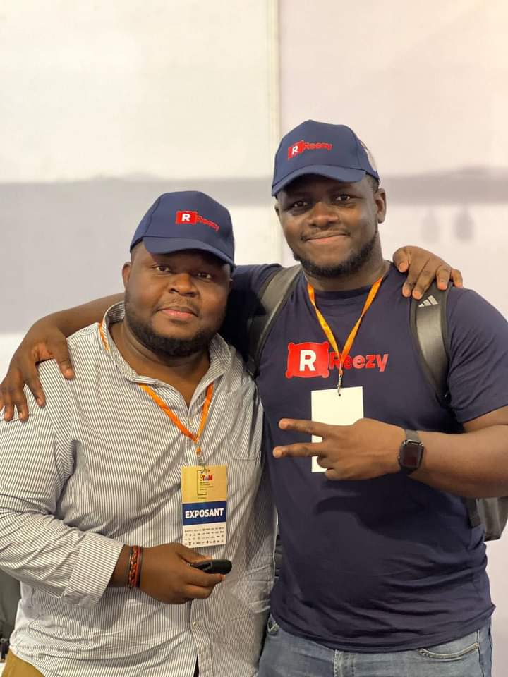 Image de Business/Investissement. La Révolution de la Réservation de Résidences par les Jeunes Ivoiriens à travers l'Application REEZY L'histoire de Paul Olivier Ahoua et Jean Francois Tetchi, deux jeunes Ivoiriens, révèle un récit inspirant d'entrepreneuriat et d'innovation. Leur parcours depuis leurs études en Europe jusqu'à leur retour en Côte d'Ivoire est un témoignage de détermination et d'engagement envers le développement de leur pays. La création de l'application REEZY a marqué un tournant dans le secteur de la réservation de résidences en Côte d'Ivoire. Cette plateforme, aujourd'hui numéro un en termes de téléchargement et de réservation, a révolutionné la manière dont les gens cherchent et réservent des logements dans le pays. REEZY a simplifié le processus de réservation de résidences en permettant aux utilisateurs de réserver en seulement deux minutes, offrant ainsi une solution rapide, sécurisée et efficace. L'option de paiement via mobile money et carte bancaire intégrée à l'application a considérablement facilité les transactions, rendant l'expérience de réservation plus fluide pour les utilisateurs. Cette initiative entrepreneuriale mérite non seulement d'être saluée mais aussi encouragée. Paul Olivier Ahoua et Jean Francois Tetchi incarnent l'esprit d'entreprise dynamique et l'ingéniosité des jeunes Ivoiriens. Leur succès avec REEZY est une preuve tangible du potentiel entrepreneurial présent en Côte d'Ivoire. En regardant de plus près l'impact de REEZY, il est clair que cette application a apporté des changements significatifs au secteur de l'hébergement en Côte d'Ivoire. Non seulement elle a simplifié le processus de réservation, mais elle a également contribué à dynamiser l'industrie du tourisme et de l'hospitalité en facilitant l'accès aux logements pour les voyageurs, les touristes et même les résidents locaux. Cette avancée technologique a également eu un impact économique important. En permettant des transactions sécurisées et en offrant une plateforme efficace pour les propriétaires de logements, REEZY a favorisé la croissance du marché immobilier en Côte d'Ivoire. Elle a créé de nouvelles opportunités d'affaires pour les propriétaires, tout en offrant une plus grande diversité de choix aux consommateurs. Le soutien envers des initiatives entrepreneuriales telles que REEZY est crucial pour encourager l'innovation et stimuler la croissance économique en Côte d'Ivoire. Il est important de reconnaître et de soutenir les jeunes entrepreneurs qui osent investir dans le développement de leur pays. En fin de compte, l'histoire de Paul Olivier Ahoua et Jean Francois Tetchi et leur création de REEZY illustrent la puissance de la jeunesse, de l'innovation et de la détermination dans la transformation positive d'un secteur clé de l'économie ivoirienne. Ils ont non seulement ouvert la voie à une nouvelle manière de gérer les réservations de résidences, mais ils ont également inspiré une génération de jeunes entrepreneurs à croire en leur potentiel pour façonner un avenir meilleur pour leur pays.