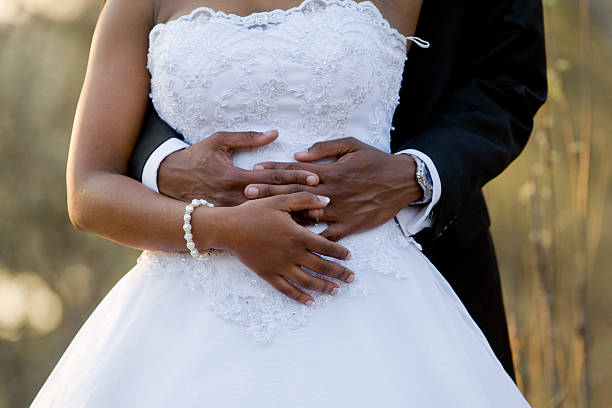 Image de 25 - 35 ans. Choisir un photographe pour le jour de son mariage est une décision cruciale qui peut influencer durablement les souvenirs de cet événement spécial. En tant que future mariée, je me suis retrouvée confrontée à la tâche ardue de sélectionner le photographe parfait pour capturer chaque moment magique de cette journée mémorable. Cette quête m'a amenée à réfléchir profondément sur les critères à prendre en compte lors du choix du photographe idéal pour un mariage. Dans cet article, je vais partager mes réflexions et conseils personnels sur la manière de naviguer à travers ce processus délicat, afin d'assurer des souvenirs intemporels de mon jour de mariage. La première étape dans le choix d'un photographe de mariage consiste à établir un budget réaliste. Comme pour de nombreux aspects du mariage, les coûts associés à la photographie peuvent varier considérablement. Il est important de déterminer combien vous êtes prêt à investir dans la capture de ces moments précieux. Cela peut vous aider à affiner vos options et à éviter des déceptions potentielles. Pour ma part, j'ai rapidement réalisé qu'allouer un budget adéquat pour la photographie était essentiel pour garantir une qualité à la hauteur de l'importance de l'événement. Ensuite, il est crucial d'examiner le style de chaque photographe potentiel. Chaque professionnel a sa propre approche artistique, et il est essentiel que leur style corresponde à la vision que vous avez pour vos photos de mariage. Certains photographes se spécialisent dans des images plus classiques et traditionnelles, tandis que d'autres adoptent un style plus contemporain et photojournalistique. Pour moi, il était important de trouver un équilibre entre des portraits élégants et des moments capturés de manière naturelle pour refléter l'authenticité de la journée. La recherche de témoignages et de critiques de clients précédents est une étape cruciale dans le processus de sélection. Savoir ce que les autres couples ont apprécié (ou non) chez un photographe donné peut fournir des informations précieuses sur leur professionnalisme, leur fiabilité et la qualité de leur travail. Lors de ma recherche, j'ai pris le temps de lire des avis en ligne, de demander des recommandations à des amis et des proches, et même de contacter des couples qui avaient déjà travaillé avec les photographes que je considérais. Cela m'a aidée à établir une liste restreinte de candidats sérieux. Une rencontre en personne avec les photographes potentiels est une étape cruciale que je ne voulais pas négliger. Cela permet non seulement de discuter des détails logistiques tels que les tarifs, les forfaits et les disponibilités, mais aussi de créer une connexion personnelle. Trouver un photographe avec lequel vous vous sentez à l'aise et en confiance est essentiel pour obtenir des images authentiques et émotionnelles. Lors de ces entretiens, j'ai posé des questions sur leur expérience, leur approche face aux imprévus, et j'ai partagé mes attentes pour m'assurer que nous étions sur la même longueur d'onde. Outre l'expérience et le style, la capacité du photographe à s'adapter à des conditions changeantes est un aspect souvent négligé. Le jour du mariage peut être imprévisible, avec des changements météorologiques soudains, des retards ou d'autres imprévus. J'ai pris le temps de discuter avec chaque photographe de la manière dont ils abordaient ces situations et de leur capacité à s'adapter sans compromettre la qualité de leur travail. La flexibilité et le professionnalisme dans des situations difficiles peuvent faire toute la différence. En outre, la question des droits d'auteur et de la propriété des images était un point que je ne voulais pas ignorer. Il est important de clarifier ces aspects dès le départ pour éviter toute confusion ultérieure. Certains photographes peuvent avoir des politiques strictes en matière de droits d'auteur, tandis que d'autres offrent plus de flexibilité. Il est crucial de comprendre ces détails avant de signer un contrat, pour éviter toute déception ou complication par la suite. Finalement, la confiance mutuelle entre le couple et le photographe est la clé d'une collaboration réussie. Je voulais m'assurer que le photographe que je choisirais comprendrait réellement nos attentes et notre vision pour le grand jour. Cela va au-delà de la simple prestation de services – il s'agit de partager une vision commune et de créer un lien émotionnel qui se reflétera dans les photos finales. La confiance dans le professionnel choisi est cruciale pour pouvoir se détendre et profiter pleinement de la journée sans souci. En conclusion, choisir un photographe pour son jour de mariage est une démarche personnelle et réfléchie qui nécessite du temps et de l'investissement émotionnel. En suivant ces étapes, j'ai pu trouver le photographe idéal qui non seulement correspondait à notre style et à notre budget, mais qui a également su capturer chaque moment de manière exceptionnelle. Le choix d'un photographe pour son mariage est bien plus qu'une simple transaction commerciale – c'est une collaboration artistique qui aboutira à des souvenirs intemporels de l'amour et du bonheur partagés lors de cette journée unique.