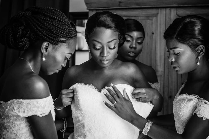 Image de 18 - 25 ans. En ce jour unique de ma vie, la question de la présence d'un photographe pendant la soirée de mon mariage s'est avérée être l'une des préoccupations les plus épineuses. La recherche d'un équilibre entre la capture des moments magiques et l'intimité d'un moment aussi personnel a suscité des débats passionnés parmi les futurs mariés. Pour ou contre la présence d'un photographe ? La réponse n'est pas aussi simple qu'il n'y paraît, car elle dépend largement des préférences individuelles et des priorités de chacun. Dans cet échange, je vais partager mes réflexions personnelles sur cette question cruciale. La Quête de Moments Inoubliables Il est indéniable que le jour du mariage est une succession de moments inoubliables. Des regards échangés lors des vœux aux rires partagés pendant la réception, chaque instant contribue à la création d'un souvenir précieux. Engager un photographe professionnel peut être perçu comme une manière de capturer ces moments de manière éternelle, figeant l'amour, la joie et l'excitation dans des images intemporelles. La magie de revivre ces instants à travers des photographies bien réalisées est une tentation irrésistible pour de nombreux couples. Le Défi de l'Intimité Cependant, au cœur de la question se trouve la tension entre la quête de souvenirs photographiques et le désir d'intimité. Un mariage est un événement profondément personnel, marqué par des émotions fortes et des moments partagés en cercle restreint. La présence constante d'un photographe peut parfois être ressentie comme une intrusion dans ces moments intimes. La nécessité de poser, de sourire et de se conformer à l'objectif peut potentiellement altérer la spontanéité naturelle de ces moments uniques. Le Débat Entre l'Authenticité et la Mise en Scène La question de l'authenticité des moments capturés est un autre élément à considérer. Un photographe professionnel apporte son expertise pour créer des images époustouflantes, mais cela peut parfois conduire à une mise en scène excessive. La recherche de la photo parfaite peut influencer le déroulement naturel de l'événement, transformant des moments authentiques en tableaux soigneusement orchestrés. Certains couples préfèrent une approche documentaire, capturant la réalité brute de leur journée, tandis que d'autres privilégient la sophistication esthétique des photographies artistiques. Les Alternatives et les Compromis Face à ces dilemmes, de nombreux couples explorent des alternatives pour concilier les avantages de la photographie de mariage tout en préservant l'intimité. Des solutions telles que les photomatons, les caméras jetables sur les tables, ou même l'encouragement des invités à prendre des photos peuvent offrir un compromis intéressant. Ces approches décentralisent la responsabilité de la documentation, permettant aux invités de capturer des moments spontanés tout en réduisant la pression sur les mariés. Mon Choix Personnel En réfléchissant à ma propre situation, je me retrouve confronté à la complexité de cette décision. D'une part, je suis attiré par l'idée de conserver des souvenirs visuels éblouissants de ce jour exceptionnel. D'autre part, je crains que la présence constante d'un photographe ne détériore l'authenticité des moments que je souhaite chérir. La recherche de compromis semble être la clé, mais trouver l'équilibre parfait peut s'avérer être un défi délicat. En fin de compte, la question de la présence d'un photographe pendant la soirée de mon mariage reste une décision hautement personnelle. Chaque couple doit peser les avantages et les inconvénients, en tenant compte de sa propre vision du mariage. La clé réside peut-être dans la communication ouverte avec le photographe choisi, en définissant clairement les attentes et en travaillant ensemble pour créer un équilibre harmonieux entre la capture de moments inoubliables et le respect de l'intimité. Quoi qu'il en soit, la quête de l'équilibre parfait entre la présence d'un photographe et la préservation de l'intimité ajoutera sans aucun doute une dimension réflexive et significative à la planification de ce jour exceptionnel.