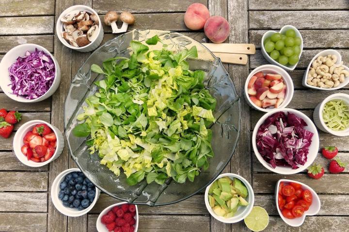 Image de Cuisine. Dans ma quête de bien-être et de santé, la question de savoir s'il est bénéfique d'arrêter de manger le soir a souvent émergé. Ce débat suscite des opinions variées, chacun argumentant en faveur ou contre cette pratique. Au fil de mon propre voyage, j'ai entrepris de découvrir les aspects positifs et les défis liés à l'arrêt de la consommation alimentaire en soirée. Cet article expose mon expérience personnelle, mes découvertes et mes réflexions sur cette pratique alimentaire controversée. Les Arguments en Faveur de l'Arrêt de Manger le Soir 1. Digestion et Sommeil : L'un des principaux arguments en faveur de l'arrêt de manger le soir réside dans l'amélioration de la qualité du sommeil. Certains experts affirment que le processus de digestion peut perturber le repos nocturne, et donc, éliminer les repas du soir favoriserait un meilleur sommeil. 2. Contrôle du Poids : Certains partisans de l'arrêt de manger le soir soutiennent que cette pratique peut contribuer au contrôle du poids en limitant l'apport calorique quotidien. En réduisant la fenêtre de consommation alimentaire, le corps aurait moins de temps pour stocker des calories excédentaires. 3. Stimulation du Métabolisme : D'autres arguments évoquent que sauter le repas du soir pourrait stimuler le métabolisme, favorisant ainsi une meilleure utilisation des nutriments et potentiellement une perte de poids. Les Défis de l'Arrêt de Manger le Soir 1. Équilibre Nutritionnel : L'un des principaux défis de l'arrêt de manger le soir réside dans le maintien d'un équilibre nutritionnel adéquat. Il est essentiel de s'assurer que les besoins nutritionnels quotidiens sont satisfaits malgré la réduction du nombre de repas. 2. Contraintes Sociales : La pratique de ne pas manger le soir peut devenir un défi social, car de nombreuses interactions sociales sont centrées autour des repas du soir. S'abstenir de participer à ces moments peut entraîner des pressions sociales et des inconvénients. 3. Besoin Individuel : Chaque individu a des besoins nutritionnels différents, et ce qui fonctionne pour l'un peut ne pas convenir à l'autre. L'arrêt de manger le soir doit être adapté aux besoins et au mode de vie de chacun pour être efficace. Mon Expérience Personnelle : 1. Motivation Initiale : Au début de mon exploration de cette pratique, ma motivation était principalement axée sur le contrôle du poids et l'amélioration de la qualité du sommeil. J'avais lu des témoignages élogieux sur les bienfaits de l'arrêt de manger le soir et j'étais curieux de voir si cela fonctionnerait pour moi. 2. Adaptation Graduelle : J'ai choisi une approche progressive, en réduisant progressivement la taille de mes repas du soir avant d'opter pour une élimination complète. Cette transition graduelle a facilité l'adaptation de mon corps à ce nouveau schéma alimentaire. 3. Résultats et Réflexions : Les premiers résultats ont été mitigés. J'ai ressenti une amélioration de la qualité de mon sommeil, mais j'ai également fait face à des moments de fatigue en soirée. Mon expérience a souligné l'importance de l'écoute de mon corps et de l'ajustement de mon plan alimentaire en fonction de ses besoins changeants. L'arrêt de manger le soir reste une pratique discutée, avec des avantages potentiels mais aussi des défis. Mon propre parcours m'a permis de constater que l'efficacité de cette approche dépend fortement des besoins individuels, de l'adaptabilité du mode de vie et de la compréhension des signaux de son propre corps. Chacun devrait envisager cette pratique avec une approche personnalisée, en écoutant attentivement les réponses de son corps et en ajustant sa routine alimentaire en conséquence. Mon expérience reflète la complexité de cette décision, soulignant l'importance de trouver un équilibre alimentaire qui convient à chacun, sans sacrifier la santé physique et mentale.