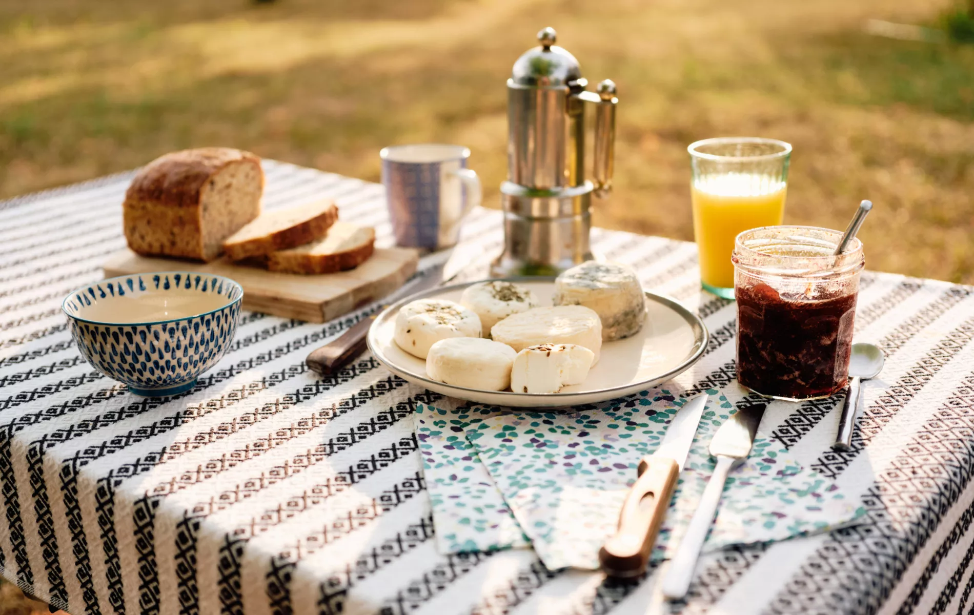 Image de Santé. Chacun de nous a des habitudes alimentaires uniques, et le choix du petit déjeuner peut jouer un rôle important dans notre journée. Dans cet article, je vais explorer les avantages et les inconvénients des petits déjeuners copieux et légers, en partageant mon expérience personnelle et en soulignant l'importance de l'écoute de son corps pour prendre des décisions éclairées. Le Rituel Réconfortant du Petit Déjeuner Abondant En tant que fervent amateur de petits déjeuners copieux, je suis un adepte du rituel réconfortant de commencer ma journée par une explosion d'énergie. Pour moi, cela implique généralement un festin de céréales nutritives, de fruits frais, de protéines et d'une dose bienvenue de caféine. L'idée derrière ce choix est de fournir à mon corps les nutriments nécessaires pour affronter la journée qui se profile. L'Énergie qui Dure Toute la Matinée Un des avantages que je trouve dans un petit déjeuner copieux est l'énergie qui perdure tout au long de la matinée. En optant pour un repas riche en protéines, en fibres et en glucides complexes, je ressens une stabilité énergétique qui me permet d'aborder mes tâches quotidiennes avec plus de concentration et de vitalité. Cela s'avère particulièrement bénéfique, surtout si ma matinée est chargée en engagements professionnels. Le Risque de la Suralimentation Cependant, l'inconvénient majeur d'un petit déjeuner copieux est le risque de suralimentation. Il est parfois difficile de résister à la tentation de continuer à manger, surtout lorsque le repas est particulièrement délicieux. La clé ici réside dans la conscience de ses propres limites et dans la capacité à écouter les signaux de satiété de son corps. L'Attrait de la Légèreté D'un autre côté, j'ai également expérimenté la simplicité et la légèreté d'un petit déjeuner plus modeste. Parfois, la vie trépidante nous pousse à opter pour des options plus légères, comme un smoothie rafraîchissant ou un bol de yaourt avec des fruits. Cette approche minimaliste a ses avantages, en particulier pour ceux qui préfèrent ne pas commencer leur journée avec un estomac plein. La Rapidité et l'Efficacité L'un des atouts majeurs d'un petit déjeuner léger est la rapidité et l'efficacité. Pour les matins pressés, où chaque minute compte, un repas rapide à préparer et à consommer peut être la solution idéale. Cela permet de gagner du temps sans sacrifier la nutrition essentielle. Le Risque de la Faim Matinale Cependant, un inconvénient notable d'un petit déjeuner léger est le risque de ressentir une faim précoce dans la journée. Pour certains, cela peut entraîner des fringales incontrôlables avant le déjeuner, compromettant ainsi les choix alimentaires sains. Trouver le bon équilibre pour éviter cette sensation de faim excessive est un défi auquel j'ai dû faire face. L'Importance de l'Écoute de son Corps Quelle que soit la préférence pour un petit déjeuner copieux ou léger, l'écoute de son corps demeure la clé d'un choix éclairé. Chaque jour est unique, tout comme les besoins de notre corps. Être attentif aux signaux de faim, de satiété et d'énergie est essentiel pour ajuster son petit déjeuner en conséquence. L'Adaptabilité en Fonction des Besoins J'ai appris que l'adaptabilité est la clé d'une alimentation saine et équilibrée. Il peut y avoir des jours où mon corps réclame un petit déjeuner plus nourrissant, tandis que d'autres jours, la légèreté peut être la meilleure option. S'autoriser cette flexibilité tout en restant conscient des choix nutritionnels est un équilibre subtil. En conclusion, que l'on préfère un petit déjeuner copieux ou léger, il est crucial de reconnaître et de respecter les besoins individuels de son corps. Il n'y a pas de taille unique qui convienne à tous en matière de petit déjeuner. La diversité alimentaire est la véritable beauté de notre relation avec la nourriture, permettant une palette infinie d'options pour répondre à nos besoins changeants. Que vous choisissiez de commencer votre journée avec un festin nourrissant ou une option plus légère, que cela soit un acte conscient et nourrissant pour votre corps et votre esprit. Après tout, le petit déjeuner ne se résume pas simplement à un repas du matin, mais à une célébration quotidienne de la variété et de la vitalité que la nourriture peut apporter à nos vies.