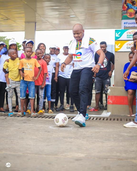 Image de Célébrités. Willy Dumbo a récemment offert à ses followers un aperçu exclusif de la journée mémorable passée dans les coulisses du Trophy Tour de la #TotalEnergiesAFCON2023. Dans un récit vibrant, il a partagé l'excitation palpable qui a accompagné le périple du trophée à travers les stations TotalEnergies du pays, à la rencontre des Ivoiriens. Cette expérience unique a permis aux fans de vivre la proximité avec la prestigieuse coupe, créant un lien spécial entre le trophée et la passion débordante des supporteurs. Willy Dumbo a exprimé sa gratitude envers TotalEnergies, le sponsor titre de la compétition, soulignant l'importance de cette collaboration. Cette opportunité exceptionnelle, offerte par TotalEnergies, a permis de tisser des liens plus forts entre les Ivoiriens et la compétition tant attendue. Au travers de son récit, Willy Dumbo a partagé l'effervescence et la ferveur qui ont marqué chaque étape du Trophy Tour. Les images et anecdotes captivantes ont transporté virtuellement ses followers au cœur de l'événement, faisant de cette publication bien plus qu'une simple narration, mais une immersion totale dans l'atmosphère unique de l'AFCON Trophy Tour. En célébrant cette expérience, Willy Dumbo a démontré sa passion pour le football et son désir de rapprocher les fans de l'action en coulisses. Cette journée exceptionnelle, rendue possible par le partenariat avec TotalEnergies, a non seulement enrichi la perspective des supporters, mais a également renforcé l'anticipation générale de l'AFCON 2023, promettant une compétition inoubliable. 🏆⚽✨