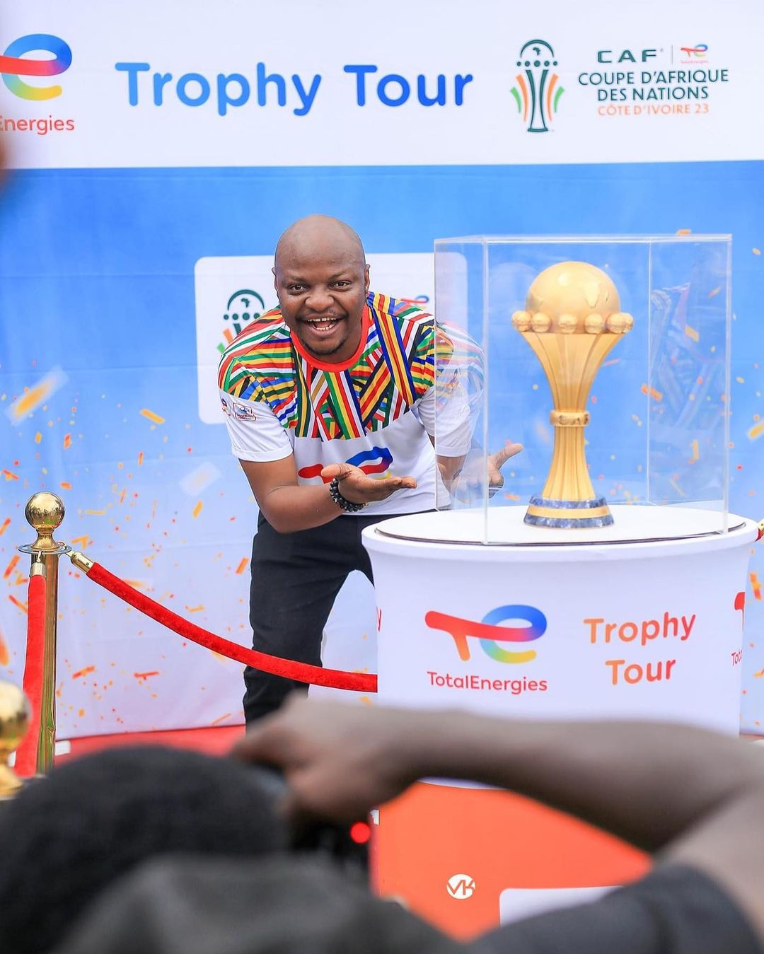 Deuxième Image de Célébrités. Willy Dumbo a récemment offert à ses followers un aperçu exclusif de la journée mémorable passée dans les coulisses du Trophy Tour de la #TotalEnergiesAFCON2023. Dans un récit vibrant, il a partagé l'excitation palpable qui a accompagné le périple du trophée à travers les stations TotalEnergies du pays, à la rencontre des Ivoiriens. Cette expérience unique a permis aux fans de vivre la proximité avec la prestigieuse coupe, créant un lien spécial entre le trophée et la passion débordante des supporteurs. Willy Dumbo a exprimé sa gratitude envers TotalEnergies, le sponsor titre de la compétition, soulignant l'importance de cette collaboration. Cette opportunité exceptionnelle, offerte par TotalEnergies, a permis de tisser des liens plus forts entre les Ivoiriens et la compétition tant attendue. Au travers de son récit, Willy Dumbo a partagé l'effervescence et la ferveur qui ont marqué chaque étape du Trophy Tour. Les images et anecdotes captivantes ont transporté virtuellement ses followers au cœur de l'événement, faisant de cette publication bien plus qu'une simple narration, mais une immersion totale dans l'atmosphère unique de l'AFCON Trophy Tour. En célébrant cette expérience, Willy Dumbo a démontré sa passion pour le football et son désir de rapprocher les fans de l'action en coulisses. Cette journée exceptionnelle, rendue possible par le partenariat avec TotalEnergies, a non seulement enrichi la perspective des supporters, mais a également renforcé l'anticipation générale de l'AFCON 2023, promettant une compétition inoubliable. 🏆⚽✨