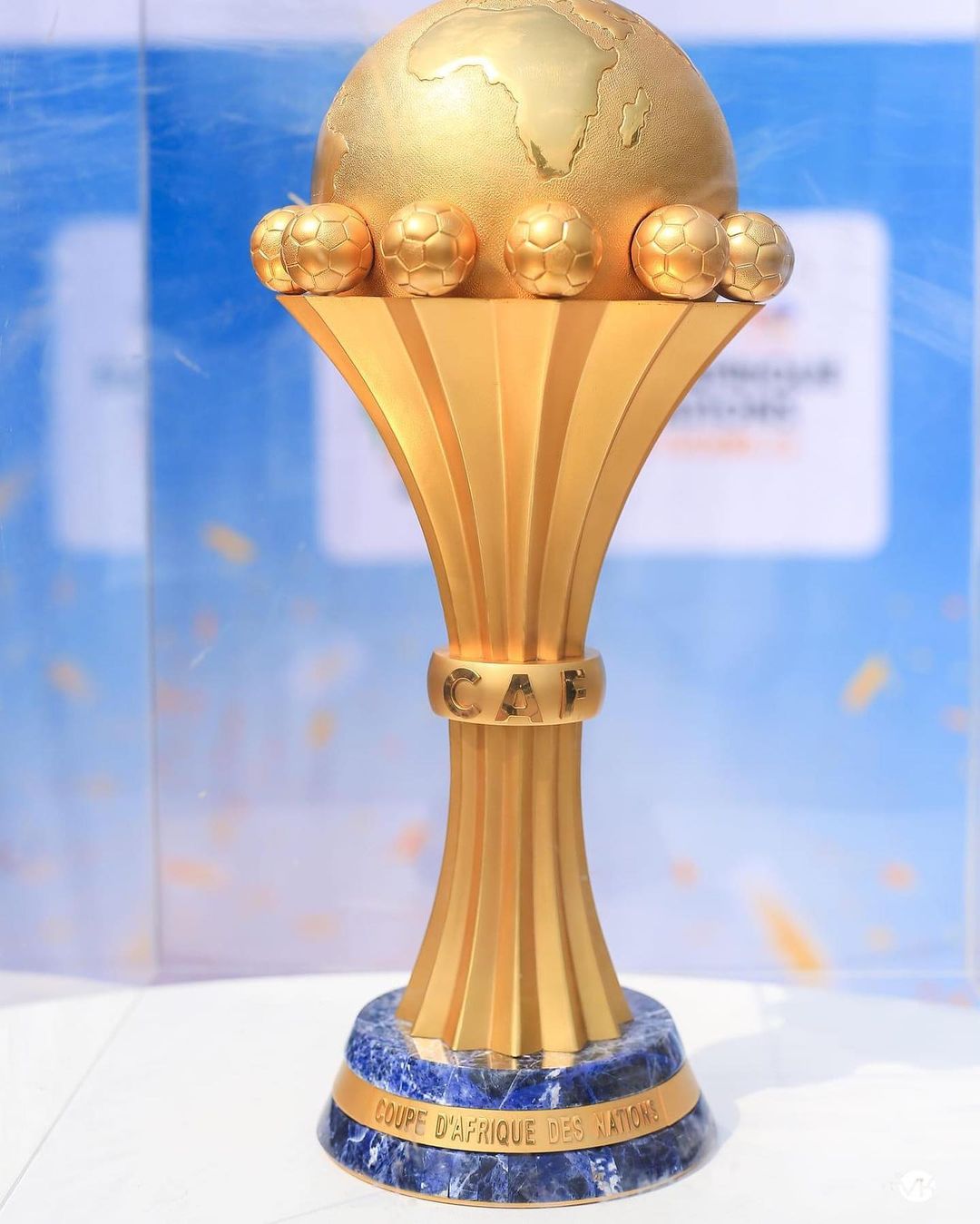 Troisième Image de Célébrités. Willy Dumbo a récemment offert à ses followers un aperçu exclusif de la journée mémorable passée dans les coulisses du Trophy Tour de la #TotalEnergiesAFCON2023. Dans un récit vibrant, il a partagé l'excitation palpable qui a accompagné le périple du trophée à travers les stations TotalEnergies du pays, à la rencontre des Ivoiriens. Cette expérience unique a permis aux fans de vivre la proximité avec la prestigieuse coupe, créant un lien spécial entre le trophée et la passion débordante des supporteurs. Willy Dumbo a exprimé sa gratitude envers TotalEnergies, le sponsor titre de la compétition, soulignant l'importance de cette collaboration. Cette opportunité exceptionnelle, offerte par TotalEnergies, a permis de tisser des liens plus forts entre les Ivoiriens et la compétition tant attendue. Au travers de son récit, Willy Dumbo a partagé l'effervescence et la ferveur qui ont marqué chaque étape du Trophy Tour. Les images et anecdotes captivantes ont transporté virtuellement ses followers au cœur de l'événement, faisant de cette publication bien plus qu'une simple narration, mais une immersion totale dans l'atmosphère unique de l'AFCON Trophy Tour. En célébrant cette expérience, Willy Dumbo a démontré sa passion pour le football et son désir de rapprocher les fans de l'action en coulisses. Cette journée exceptionnelle, rendue possible par le partenariat avec TotalEnergies, a non seulement enrichi la perspective des supporters, mais a également renforcé l'anticipation générale de l'AFCON 2023, promettant une compétition inoubliable. 🏆⚽✨