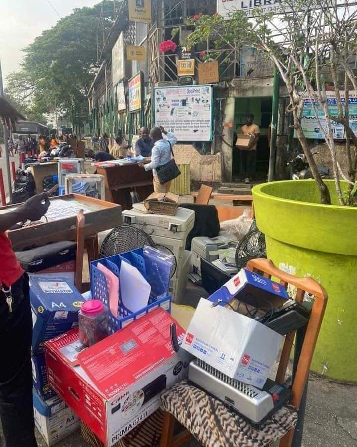 Image de Société. Le marché Djeh Konan, situé au cœur du quartier du Plateau à Abidjan, est un lieu emblématique où la vitalité commerciale et culturelle anime quotidiennement ses allées. Cependant, récemment, cet espace vital pour de nombreux commerçants a été le théâtre d'une décision administrative qui a bouleversé la routine habituelle. En effet, les autorités locales ont entrepris une opération de déguerpissement visant à libérer cette zone, affectant ainsi le gagne-pain de ces commerçants. Ce marché, berceau d'échanges multiformes, a été le point de convergence de diverses activités commerciales, où l'on pouvait trouver une myriade de produits allant des fruits et légumes frais aux textiles colorés, en passant par des gadgets électroniques et des objets d'artisanat local. La symbiose entre vendeurs et acheteurs conférait à ce lieu une atmosphère unique, riche en saveurs, en couleurs et en interactions humaines. Le déguerpissement, bien qu'ayant pour objectif potentiel d'améliorer l'ordre urbain et l'esthétique de la ville, a eu des conséquences profondes pour les commerçants. Nombre d'entre eux ont vu leur gagne-pain s'effondrer du jour au lendemain, perdant non seulement leur source de revenus, mais aussi un lieu central de sociabilité et de réseau. Les raisons avancées pour cette décision sont variées : l'occupation illégale de l'espace public, le non-respect des normes sanitaires ou encore le désir de réaménager la zone pour d'autres projets urbains. Cependant, ces explications ne dissolvent pas la détresse ressentie par ces commerçants dont la vie dépendait de cet espace de commerce. Cette situation a engendré un débat animé au sein de la population locale et des défenseurs des droits des commerçants. Certains soutiennent la nécessité de respecter les règles urbaines pour une meilleure organisation de l'espace public, tandis que d'autres soulignent la responsabilité sociale d'accompagner ces commerçants vers des solutions alternatives et durables. Face à cette réalité abrupte, des initiatives citoyennes ont émergé pour apporter un soutien à ces commerçants déguerpis. Des associations locales, des ONG et des individus ont tenté de fournir une assistance financière, un soutien juridique ou des conseils en entrepreneuriat afin d'aider ces personnes à rebondir et à retrouver une stabilité économique. Le marché Djeh Konan, loin d'être simplement un lieu commercial, était un véritable creuset culturel, où se côtoyaient diverses ethnies, langues et traditions. Sa disparition en tant que tel laisse un vide non seulement économique mais aussi social et culturel dans le quartier du Plateau. La question fondamentale qui émerge de cette situation demeure : comment concilier les impératifs de régulation urbaine avec la préservation des moyens de subsistance des commerçants et la sauvegarde des espaces de sociabilité au cœur de nos villes ? Il est crucial que les décideurs locaux prennent en considération ces préoccupations multiples lors de la mise en œuvre de politiques urbaines. La recherche de solutions inclusives et durables, intégrant la voix des commerçants et des acteurs locaux, apparaît comme une nécessité pour garantir un développement urbain équilibré et respectueux des dynamiques sociales. Le déguerpissement du marché Djeh Konan au Plateau est bien plus qu'une simple opération administrative : il soulève des enjeux majeurs relatifs à la justice sociale, à l'équité urbaine et à la préservation des identités culturelles dans un paysage urbain en constante évolution. À cet égard, l'impératif de trouver des solutions novatrices et concertées demeure une priorité pour tous les acteurs impliqués, afin de préserver l'âme et la vitalité des quartiers urbains tout en assurant un développement urbain harmonieux et inclusif.