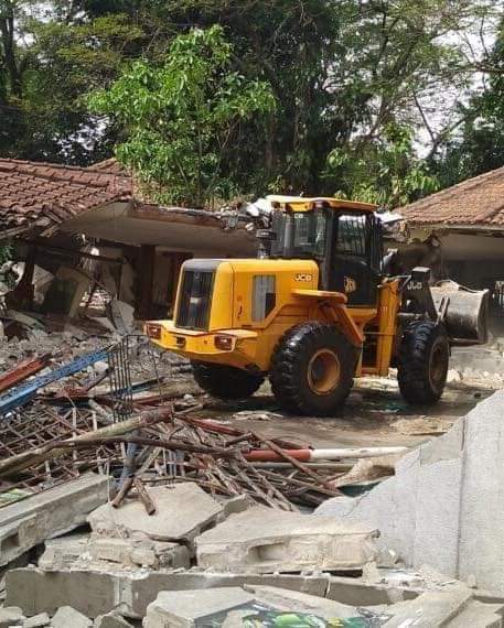 Deuxième Image de Société. Le marché Djeh Konan, situé au cœur du quartier du Plateau à Abidjan, est un lieu emblématique où la vitalité commerciale et culturelle anime quotidiennement ses allées. Cependant, récemment, cet espace vital pour de nombreux commerçants a été le théâtre d'une décision administrative qui a bouleversé la routine habituelle. En effet, les autorités locales ont entrepris une opération de déguerpissement visant à libérer cette zone, affectant ainsi le gagne-pain de ces commerçants. Ce marché, berceau d'échanges multiformes, a été le point de convergence de diverses activités commerciales, où l'on pouvait trouver une myriade de produits allant des fruits et légumes frais aux textiles colorés, en passant par des gadgets électroniques et des objets d'artisanat local. La symbiose entre vendeurs et acheteurs conférait à ce lieu une atmosphère unique, riche en saveurs, en couleurs et en interactions humaines. Le déguerpissement, bien qu'ayant pour objectif potentiel d'améliorer l'ordre urbain et l'esthétique de la ville, a eu des conséquences profondes pour les commerçants. Nombre d'entre eux ont vu leur gagne-pain s'effondrer du jour au lendemain, perdant non seulement leur source de revenus, mais aussi un lieu central de sociabilité et de réseau. Les raisons avancées pour cette décision sont variées : l'occupation illégale de l'espace public, le non-respect des normes sanitaires ou encore le désir de réaménager la zone pour d'autres projets urbains. Cependant, ces explications ne dissolvent pas la détresse ressentie par ces commerçants dont la vie dépendait de cet espace de commerce. Cette situation a engendré un débat animé au sein de la population locale et des défenseurs des droits des commerçants. Certains soutiennent la nécessité de respecter les règles urbaines pour une meilleure organisation de l'espace public, tandis que d'autres soulignent la responsabilité sociale d'accompagner ces commerçants vers des solutions alternatives et durables. Face à cette réalité abrupte, des initiatives citoyennes ont émergé pour apporter un soutien à ces commerçants déguerpis. Des associations locales, des ONG et des individus ont tenté de fournir une assistance financière, un soutien juridique ou des conseils en entrepreneuriat afin d'aider ces personnes à rebondir et à retrouver une stabilité économique. Le marché Djeh Konan, loin d'être simplement un lieu commercial, était un véritable creuset culturel, où se côtoyaient diverses ethnies, langues et traditions. Sa disparition en tant que tel laisse un vide non seulement économique mais aussi social et culturel dans le quartier du Plateau. La question fondamentale qui émerge de cette situation demeure : comment concilier les impératifs de régulation urbaine avec la préservation des moyens de subsistance des commerçants et la sauvegarde des espaces de sociabilité au cœur de nos villes ? Il est crucial que les décideurs locaux prennent en considération ces préoccupations multiples lors de la mise en œuvre de politiques urbaines. La recherche de solutions inclusives et durables, intégrant la voix des commerçants et des acteurs locaux, apparaît comme une nécessité pour garantir un développement urbain équilibré et respectueux des dynamiques sociales. Le déguerpissement du marché Djeh Konan au Plateau est bien plus qu'une simple opération administrative : il soulève des enjeux majeurs relatifs à la justice sociale, à l'équité urbaine et à la préservation des identités culturelles dans un paysage urbain en constante évolution. À cet égard, l'impératif de trouver des solutions novatrices et concertées demeure une priorité pour tous les acteurs impliqués, afin de préserver l'âme et la vitalité des quartiers urbains tout en assurant un développement urbain harmonieux et inclusif.