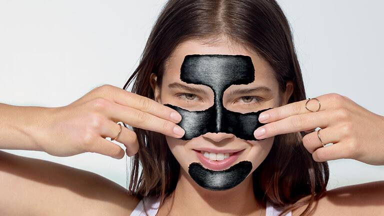 Image de Beauté/Mode. Dans ma quête personnelle pour trouver le masque idéal pour éliminer les points noirs sur le visage, je me suis retrouvé confronté à une multitude d'options sur le marché. Entre les ingrédients naturels, les innovations technologiques et les remèdes traditionnels, le choix peut être écrasant. Dans cet échange, je vais partager mes expériences et opinions sur différents masques, tout en démystifiant certains mythes qui entourent cette quête pour une peau sans points noirs. Les mythes entourant les points noirs Avant de plonger dans les différentes options de masques, il est essentiel de comprendre les mythes qui persistent autour des points noirs. Explorons les idées préconçues et découvrons la vérité derrière ces petites imperfections. Par exemple, la croyance populaire selon laquelle les points noirs sont causés par une mauvaise hygiène de la peau sera discutée, ainsi que d'autres idées fausses fréquentes. Les ingrédients naturels De l'argile à l'avoine, du miel au charbon actif, les masques naturels sont souvent vantés comme des remèdes miracles pour éliminer les points noirs. Dans cette section, je partagerai mes expériences avec certains de ces ingrédients, en mettant en lumière leurs avantages et leurs limites. De plus, je discuterai de la pertinence croissante des produits écologiques et de la durabilité dans le choix des masques. Les innovations technologiques Les avancées technologiques ont également trouvé leur place dans le domaine des soins de la peau. Des masques à base d'appareils électroniques aux produits hautement spécialisés, cette section explorera les options modernes pour éliminer les points noirs. Mon expérience avec ces innovations, leurs résultats et leur praticité seront abordés pour aider les lecteurs à prendre des décisions éclairées. Remèdes traditionnels et astuces maison Parfois, les remèdes les plus simples sont les plus efficaces. Des astuces transmises de génération en génération aux remèdes de grand-mère, cette section se penchera sur les options plus traditionnelles pour lutter contre les points noirs. Des masques bricolés aux solutions maison, je partagerai mes découvertes et mes réflexions sur ces méthodes parfois sous-estimées. En conclusion, la recherche du masque parfait pour éliminer les points noirs est une aventure personnelle qui peut varier d'une personne à l'autre. À travers mes expériences, j'espère avoir apporté des éclaircissements sur les différents aspects de cette quête. Il est important de considérer la variété des options disponibles et d'adapter sa routine de soins de la peau en fonction des besoins individuels.