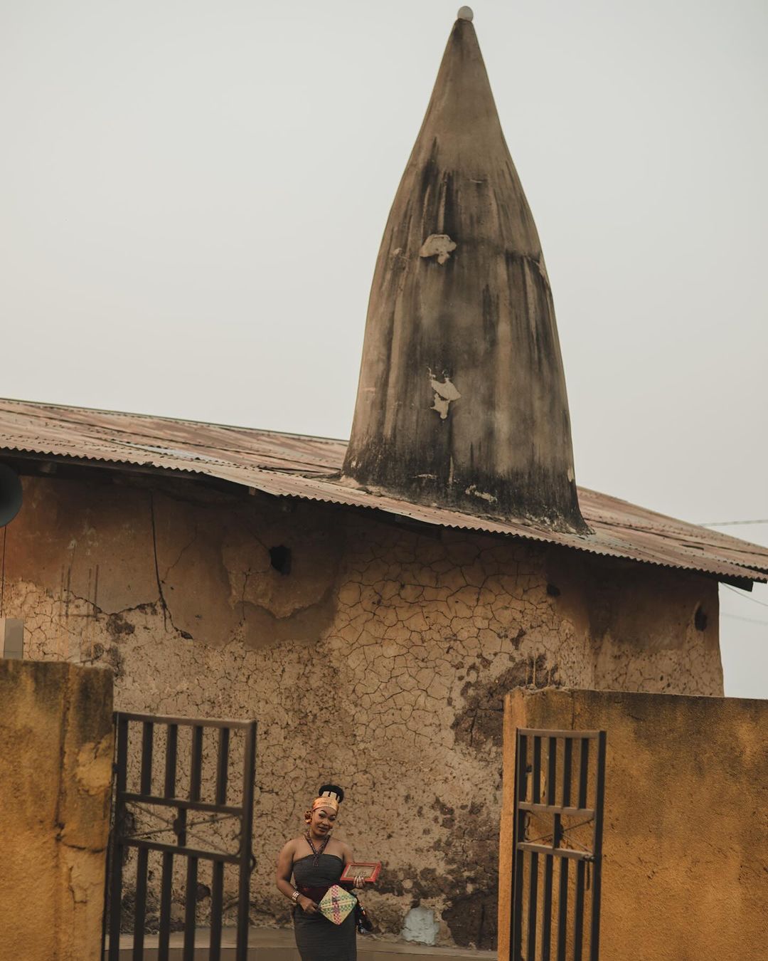 Troisième Image de Musique/Radio. Josey partage avec enthousiasme son expérience culturelle dans la ville de Kani, mettant en avant son respect pour la tradition du peuple Koyaga. Pendant son séjour, elle a délibérément choisi d'honorer cette communauté en arborant la tenue traditionnelle du Kroubi, une danse de réjouissance pratiquée par le groupe Malinké, dont font partie les Kôyagas. Le Kroubi, ou Kouroubi, est une danse ancrée dans la tradition, pratiquée autrefois dans plusieurs régions du Nord. Elle revêt une signification particulière lors de l'événement du Kroubissi, célébré quelques jours avant la fin du mois de Ramadan. Bien que les origines précises de cette tradition soient difficiles à retracer, elle continue d'être perpétuée chaque année, témoignant de la résilience et de la pérennité de la culture Koyaga depuis de nombreuses décennies. Josey exprime sa gratitude envers le peuple Koyaga pour le magnifique séjour qu'elle a vécu. Elle souligne également le charme mystérieux de la ville de Kani, imprégnée d'histoires qui captivent et intriguent les visiteurs. C'est cette richesse culturelle et cette aura mystique qui rendent la ville spéciale à ses yeux. Le récit de Josey reflète son respect pour la diversité culturelle et son engagement à célébrer les traditions locales. En choisissant de porter la tenue traditionnelle du Kroubi, elle s'immerge dans la culture Koyaga, exprimant ainsi son admiration pour l'héritage et la vitalité de cette communauté. Son témoignage chaleureux et reconnaissant démontre son ouverture d'esprit et son appréciation pour les expériences enrichissantes liées à la découverte de nouvelles cultures.