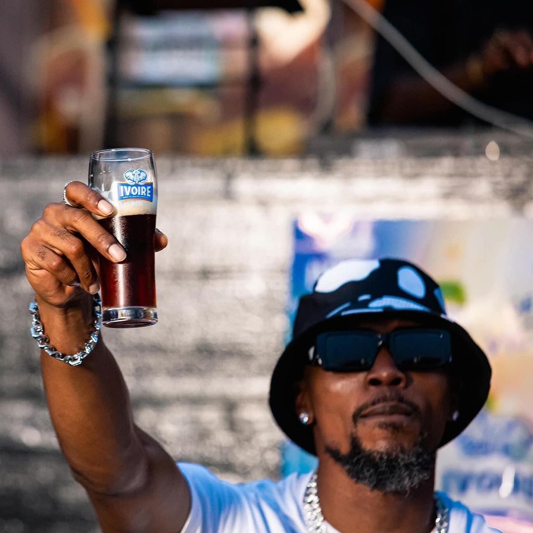 Image de Musique/Radio. Serge Beynaud célèbre l'arrivée de la nouvelle année avec élégance, levant son verre dans une photo pleine de joie et d'optimisme. Le toast capturé révèle une énergie positive, symbolisant l'espoir et les aspirations pour l'avenir. En partageant ce moment festif, l'artiste communique une connexion authentique avec ses fans, instaurant une atmosphère de célébration commune. La simplicité de la photo souligne la sincérité de ses vœux pour une année nouvelle prospère et mémorable. Un geste empreint de bonheur partagé qui inspire un début d'année sous le signe de la camaraderie et de la réussite.