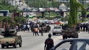 Image de Politique. L’atmosphère sécuritaire à Abidjan semble devenue préoccupante depuis que l’opposition à appeler à marcher pour protester contre la candidature du président Alassane. Pour apaiser les tentations et garantir la sécurité à Abidjan et plusieurs villes de l’intérieur du pays, les forces de l’ordre ont envahi toutes les artères de la ville. Cette disposition sécuritaire donne l’impression que le pire est à venir. Devons craindre le pire ? La première crise aurait-elle servir de leçon à la jeunesse ivoirienne ? Telles sont nos préoccupations tout en espérant que le pire sera évité.