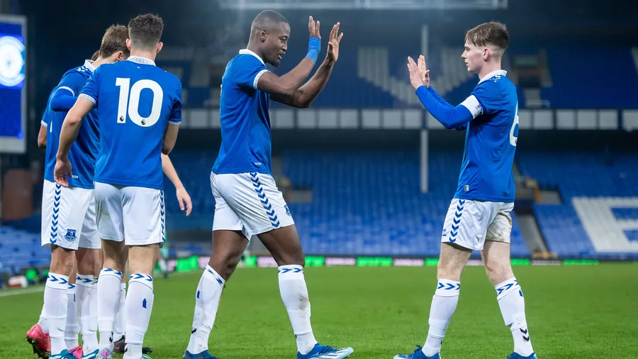 Image de Football. L'équipe des moins de 18 ans d'Everton se prépare pour un affrontement très attendu contre Chelsea dans le quatrième tour de la FA Youth Cup, prévu pour le jeudi 18 janvier à Walton Hall Park avec un coup d'envoi à 19h. Les jeunes Blues, sous la direction de Leighton Baines, ont lancé leur campagne en coupe avec une victoire spectaculaire de 4-1 contre Stockport County à Goodison le mois dernier. Dans cette rencontre palpitante, Matthew Apter, George Morgan et un doublé de Martin Sherif ont démontré la puissance offensive des Toffees, assurant leur passage à l'étape suivante de la compétition. La capacité de l'équipe à trouver le chemin des filets avec autant de flair et d'efficacité les a sans aucun doute rendus une force redoutable dans le tournoi. Alors que les jeunes d'Everton se préparent à affronter Chelsea, une équipe qui a obtenu une victoire de 3-1 contre Leicester City au troisième tour, la scène est prête pour un choc excitant entre deux des meilleures équipes de jeunes du football anglais. La capacité de Chelsea à sécuriser une victoire à l'extérieur contre un adversaire solide indique la qualité et la résilience qu'ils apportent à la compétition. Réfléchir à l'histoire d'Everton dans la FA Youth Cup ajoute une couche supplémentaire de signification à cette prochaine rencontre. Les Toffees ont une riche histoire dans la compétition, ayant remporté le trophée convoité trois fois dans le passé - en 1965, 1984 et, plus récemment, en 1998. Leur présence constante dans les dernières étapes du tournoi, avec quatre finales perdues, souligne l'engagement du club à cultiver les jeunes talents et à maintenir un système de développement de la jeunesse fort. L'anticipation pour le choc Everton-Chelsea se construit sans aucun doute parmi les fans, et les détails concernant la vente des billets pour le match seront bientôt disponibles sur evertonfc.com. De plus, les supporters qui ne peuvent pas assister au match en personne peuvent attendre des informations sur une diffusion en direct, assurant que les fans du monde entier peuvent assister à l'action au fur et à mesure qu'elle se déroule. Au-delà de l'excitation immédiate de cette rencontre de la FA Youth Cup, il est crucial d'apprécier l'importance plus large du développement des jeunes dans le football. Everton et Chelsea ont fortement investi dans leurs académies, visant non seulement à obtenir un succès à court terme dans les compétitions de jeunes, mais aussi à développer des talents pouvant contribuer à l'équipe première à l'avenir. Cet engagement à cultiver de jeunes joueurs et à leur fournir un chemin vers le football professionnel est un témoignage de la vision à long terme de ces clubs de football. De plus, la FA Youth Cup sert de scène pour que les talents émergents puissent présenter leurs compétences et attirer l'attention des scouts, des managers et des fans. La compétition a été un tremplin pour de nombreuses carrières dans le football, les joueurs parvenant à réussir aux plus hauts niveaux du sport. Alors que nous attendons avec impatience le choc Everton-Chelsea, il vaut la peine de considérer l'impact potentiel que ce match pourrait avoir sur les carrières futures de ces jeunes talents. En conclusion, la rencontre du quatrième tour de la FA Youth Cup entre les moins de 18 ans d'Everton et Chelsea promet d'être un affrontement palpitant, les deux équipes apportant un mélange de compétence, de détermination et d'exubérance juvénile sur le terrain. La riche histoire d'Everton dans la compétition et le succès récent de Chelsea ajoutent des couches supplémentaires d'intrigue à ce choc des titans du football de jeunesse. Alors que les fans attendent avec impatience de plus amples détails sur la vente des billets et les options de diffusion en direct, l'importance plus large du développement des jeunes dans le football ne doit pas être négligée. Comment l'issue de ce match façonnera-t-elle les trajectoires futures de ces jeunes joueurs, et qui parmi eux émergera comme la prochaine génération de stars du football ?