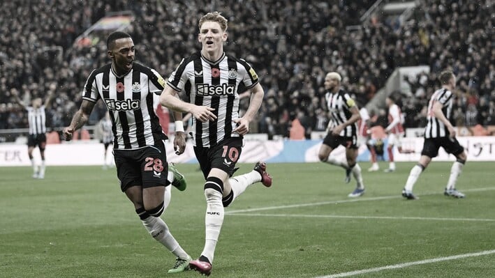 Image de Football. Dans un match chargé de rivalité et d'émotion, Newcastle United a démontré sa supériorité en battant Sunderland 3-0 lors du Derby du Tyne-Wear, avançant ainsi au quatrième tour de la FA Cup. Cette victoire est particulièrement significative pour l'entraîneur Eddie Howe, dont l'équipe a surmonté une période difficile et cherche maintenant à regagner du terrain dans la Premier League. Déroulement du Match Le match a débuté sur un rythme intense, avec Newcastle prenant rapidement le contrôle. Dès la 2ème minute, un tir de Longstaff a testé le gardien de Sunderland, Patterson, qui a réussi à écarter le danger. Ce début prometteur a été suivi par un corner pour Newcastle, mettant la pression sur Sunderland dès les premiers instants. Les premiers quinze minutes ont vu une alternance de domination, bien que Newcastle semblait plus déterminé, imposant son jeu et mettant en difficulté la défense de Sunderland. Les contre-attaques de Sunderland ont cependant posé quelques problèmes à Newcastle, promettant un match équilibré et imprévisible. Les Moments Clés Le tournant du match est survenu à la 35ème minute, lorsque Ballard de Sunderland a marqué contre son camp, donnant l'avantage à Newcastle. Ce but a été un coup dur pour Sunderland, qui a dû repenser sa stratégie pour revenir dans le jeu. Newcastle a continué à exercer sa pression, et à la 46ème minute, Almiron, après avoir volé le ballon, a servi une passe décisive à Isak, qui a marqué, doublant l'avantage de Newcastle. Ce but juste après la reprise a donné un élan supplémentaire à Newcastle, tandis que Sunderland semblait chercher des réponses. Le coup de grâce est venu à la 90ème minute lorsque Isak a transformé un penalty, scellant le sort du match avec une victoire convaincante de 3-0 pour Newcastle. Statistiques et Performances Au cours du match, Newcastle a clairement dominé en termes de possession et d'opportunités de but. Les changements tactiques effectués par Howe ont été cruciaux, avec des substitutions stratégiques qui ont renforcé la défense de Newcastle et augmenté leur impact offensif. Du côté de Sunderland, les tentatives de réorganisation et les changements en deuxième mi-temps n'ont pas suffi pour renverser la situation. Malgré quelques moments de brillance, comme le tir de Pritchard contre la barre transversale, l'équipe n'a pas réussi à concrétiser ses opportunités. Implications pour la Suite Cette victoire est un signe positif pour Newcastle, qui cherche à se repositionner dans la Premier League. Leur performance dans ce match montre qu'ils ont la capacité de surmonter les adversités et de jouer avec cohérence et efficacité. Pour Sunderland, c'est un moment de réflexion, car ils doivent évaluer leur stratégie et leur approche pour les prochains matchs. L'Impact d'Eddie Howe Eddie Howe, depuis sa prise de fonction à Newcastle, a apporté des changements significatifs dans la manière dont l'équipe joue. Son approche axée sur une attaque dynamique et une défense solide a porté ses fruits dans ce match, et il semble être sur la bonne voie pour reconstruire l'équipe. En résumé, le match entre Newcastle et Sunderland a été un exemple classique du football anglais passionné et compétitif. Avec cette victoire, Newcastle avance avec confiance et ambition, tandis que Sunderland doit se regrouper et se préparer pour les défis à venir. Pour conclure, une question ouverte demeure : Comment cette victoire influencera-t-elle la dynamique de Newcastle en Premier League, et peuvent-ils maintenir cette forme pour se hisser au sommet du classement?