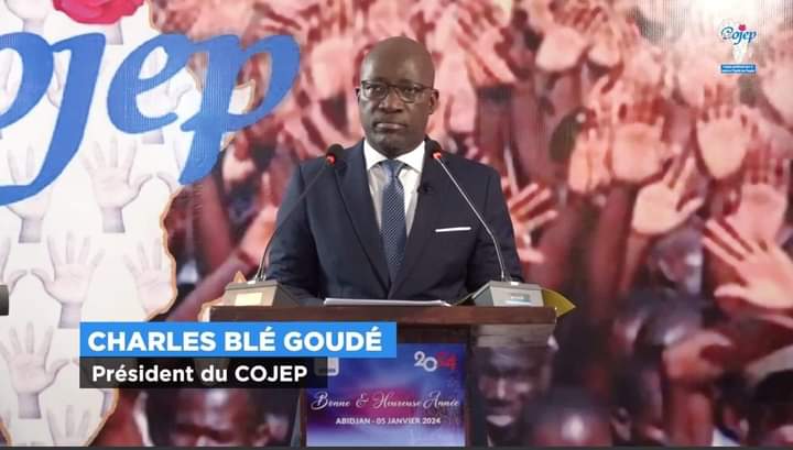 Image de Politique. La proposition de Charles Blé Goudé, président du Cojep, concernant la suppression des institutions jugées "budgetivores" mais non essentielles en Côte d'Ivoire, notamment le Sénat, suscite un débat intense dans le pays. Cette déclaration, faite lors d'une récente intervention à Abidjan, a ouvert une discussion animée au sein de la sphère politique ivoirienne, remettant en question la pertinence et la priorité de certaines institutions gouvernementales. L'appel de Blé Goudé à réévaluer la nécessité de maintenir ces institutions budgétivores, tout en soulignant la nécessité de gouverner par priorité, a polarisé les opinions au sein de la classe politique et de la population. D'un côté, certains soutiennent cette idée en argumentant que la réduction de ces structures pourrait libérer des ressources financières pour des secteurs jugés plus prioritaires, tels que la santé, l'éducation ou le développement économique. D'un autre côté, des voix s'élèvent pour défendre l'importance de ces institutions existantes, mettant en avant leur rôle potentiel dans la stabilité et la démocratie du pays. La question fondamentale soulevée par Blé Goudé est celle de la gouvernance axée sur les priorités nationales. Cela soulève des interrogations sur l'efficacité de certaines institutions par rapport aux besoins réels de la population. En outre, cette proposition amène à reconsidérer les dépenses publiques et à réorienter les ressources financières vers des domaines jugés plus urgents et bénéfiques pour le bien-être général. Le Sénat de Côte d'Ivoire, mis en avant par Blé Goudé comme exemple d'institution non essentielle mais coûteuse, est au cœur de ce débat. Certains estiment que sa suppression pourrait être un moyen de réduire les dépenses gouvernementales, tandis que d'autres défendent son rôle potentiel dans le système politique ivoirien. Les partisans du Sénat mettent en lumière sa fonction dans la représentation des régions et des groupes ethniques diversifiés du pays, ainsi que son rôle consultatif dans le processus législatif. L'appel à la suppression d'institutions jugées moins prioritaires s'inscrit également dans un contexte plus large de réformes politiques et économiques en Côte d'Ivoire. Ces réformes visent souvent à rationaliser les structures gouvernementales et à accroître l'efficacité du gouvernement, tout en assurant une allocation plus judicieuse des ressources publiques. Cependant, une telle décision ne peut être prise de manière unilatérale. Elle nécessite une analyse approfondie de l'impact potentiel de la suppression de ces institutions sur la gouvernance, la démocratie, et la représentativité des différentes composantes de la société ivoirienne. Des délibérations approfondies au sein du gouvernement, du parlement et de la société civile sont indispensables pour évaluer minutieusement les avantages et les inconvénients de telles actions. Par ailleurs, la suggestion de Blé Goudé soulève des questions plus larges sur la structure institutionnelle et politique de la Côte d'Ivoire. Est-ce que d'autres organes ou départements pourraient également être concernés par cette remise en question de leur pertinence et de leur coût ? Cela souligne la nécessité d'un examen approfondi de l'ensemble du système gouvernemental pour garantir son efficacité, sa transparence et sa capacité à répondre aux besoins de la population. En somme, l'appel de Charles Blé Goudé à la suppression d'institutions jugées "budgetivores" mais non essentielles, comme le Sénat de Côte d'Ivoire, ouvre des débats cruciaux sur la gouvernance et la priorisation des dépenses publiques. Cette proposition suscite des réflexions profondes quant à la meilleure manière de gouverner et d'allouer les ressources dans l'intérêt supérieur de la nation ivoirienne.