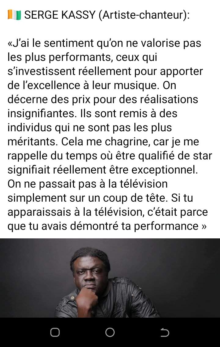 Troisième Image de Célébrités. Serge Kassy, artiste-chanteur ivoirien, exprime son mécontentement vis-à-vis de la valorisation insuffisante des artistes les plus performants dans l'industrie musicale. Pour lui, le monde de la musique a évolué vers une reconnaissance souvent attribuée à des réalisations qu'il considère insignifiantes. Selon ses propos, les récompenses honorifiques sont souvent décernées à des individus qui ne représentent pas véritablement l'excellence, suscitant ainsi chez lui une profonde déception. Kassy souligne une nostalgie du passé, regrettant l'époque où le statut de star était intimement lié à l'exceptionnel et à la démonstration authentique de talent. Il insiste sur le fait que l'accès à la télévision ou à d'autres médias n'était pas accordé simplement sur un coup de tête, mais réservé à ceux qui avaient prouvé leur valeur par leur performance artistique. Cette réflexion soulève des questions cruciales sur la nature même de la reconnaissance dans l'industrie musicale contemporaine. En effet, l'évolution des critères de célébrité et de réussite artistique semble avoir généré des préoccupations quant à la légitimité et à la pertinence des distinctions honorifiques accordées aux artistes. Il est important de contextualiser ce point de vue dans un paysage musical mondial en constante évolution. L'émergence des réseaux sociaux, du streaming et d'autres plateformes numériques a radicalement transformé la façon dont la musique est créée, distribuée et consommée. Cela a parfois créé des opportunités pour des artistes émergents mais a aussi suscité des critiques concernant la qualité de la reconnaissance accordée aux talents véritablement exceptionnels. Par ailleurs, cette réflexion remet en question le rôle des institutions et des médias dans la mise en avant des artistes. Autrefois, leur sélection pour des diffusions télévisées ou pour des prix était souvent basée sur des critères plus stricts et des performances scéniques remarquables. Aujourd'hui, l'accès à ces plateformes peut sembler être davantage lié à des stratégies de marketing ou à des considérations économiques, au détriment parfois du véritable talent. Dans ce contexte, il est essentiel de réfléchir à la manière dont la reconnaissance et la valorisation des artistes peuvent être réévaluées. Peut-être faut-il revoir les critères de sélection pour les récompenses musicales afin de mieux refléter la qualité artistique et l'engagement véritable des musiciens. Il est également nécessaire de repenser le rôle des médias et des plateformes de diffusion dans la promotion de la véritable excellence artistique, en privilégiant les performances authentiques et innovantes plutôt que les considérations commerciales. En fin de compte, la réflexion de Serge Kassy révèle un débat profondément ancré dans l'industrie musicale moderne : comment reconnaître et valoriser véritablement l'excellence artistique dans un paysage en constante évolution ? Cette interrogation appelle à une réévaluation des critères de reconnaissance et à une réflexion plus large sur la façon dont la musique est promue et célébrée aujourd'hui.