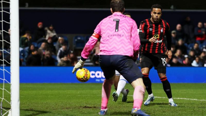 Image de Football. Dans un match qui restera gravé dans les mémoires, Bournemouth a orchestré une remontée sensationnelle en seconde période pour s'imposer face à des adversaires de Queens Park Rangers en difficulté en FA Cup. Après avoir été menés 2-0, les joueurs de Premier League ont renversé la vapeur pour s'imposer lors du troisième tour de la compétition. Le remplaçant de la seconde période, Justin Kluivert, a été le héros de cette remontée en marquant devant les supporters voyageurs des Cherries, convertissant à bout portant après que Philip Billing ait récupéré le ballon dans la moitié de terrain de QPR. Deux buts en autant de minutes en première mi-temps par Sinclair Armstrong et Lyndon Dykes avaient placé l'équipe de Marti Cifuentes en position de force au Loftus Road, après que les Cherries aient manqué plusieurs bonnes occasions de prendre l'avantage. Cependant, l'équipe d'Andoni Iraola est revenue sur le terrain en seconde période avec une détermination renouvelée, réduisant l'écart grâce à un effort dévié de Marcus Tavernier, avant que Kieffer Moore n'égalise avec un coup de tête majestueux 10 minutes plus tard. Et Kluivert a converti à mi-chemin de la seconde période, déclenchant des scènes de jubilation parmi les 3 000 supporters visiteurs. Dykes a failli reprendre un centre bas pour faire 3-3, mais Max Aarons a réussi à devancer l'attaquant de QPR et les locaux n'ont pas su tirer profit du corner qui a suivi. Les visiteurs découvriront leurs adversaires du quatrième tour lors du tirage au sort le 8 janvier. Réaction au match Queens Park Rangers contre Bournemouth et au reste de l'action de la FA Cup de samedi. Les Cherries se rachètent après une première mi-temps gaspillée La remarquable série de sept matchs sans défaite de Bournemouth s'est terminée à Tottenham le week-end dernier, mais malgré sept changements au Loftus Road, ils se sont rapidement installés et se sont rapprochés grâce à la tête de Moore dans les deux premières minutes. Les Cherries étaient une menace persistante sur le côté gauche en première mi-temps, mais Billing, Luis Sinisterra et Alex Scott ont tous manqué de cadrer leurs tirs depuis des positions prometteuses - et QPR a pleinement profité de la maladresse des visiteurs. Armstrong, dont le dernier but remontait à une victoire 2-1 contre Cardiff en août, avait déjà mis à l'épreuve les paumes de Travers depuis un angle serré avant son ouverture du score bien méritée, qui est venue après une belle course en solo du jeune international irlandais de 20 ans. Bien qu'il y ait eu un élément de chance dans le but de Dykes, qui a touché Aarons avant de passer Travers, c'était amplement mérité pour l'équipe de Cifuentes pour leurs efforts en première mi-temps - mais ils n'ont pas pu maintenir leur élan en seconde période alors que Bournemouth revenait en force. Iraola a fait entrer Kluivert et Ryan Christie à la pause et les changements ont porté leurs fruits puisque son équipe est revenue à égalité 13 minutes après le début de la seconde mi-temps. Il semblait inévitable que les Cherries complètent le retournement de situation, et Kluivert a converti neuf minutes après l'égalisation de Moore, brisant la résolution de l'équipe locale. Bournemouth a failli faire 4-2 vers la fin quand le coup franc de Tavernier a frappé la barre transversale, mais les visiteurs ont confortablement tenu bon pour assurer leur place au prochain tour. Ce match représente non seulement un exploit sportif impressionnant, mais soulève également des questions sur l'importance de la mentalité et de la résilience dans le football. Comment une équipe peut-elle se transformer de façon si spectaculaire d'une mi-temps à l'autre ? Et quel rôle le coaching et les changements tactiques jouent-ils dans de telles remontées ?