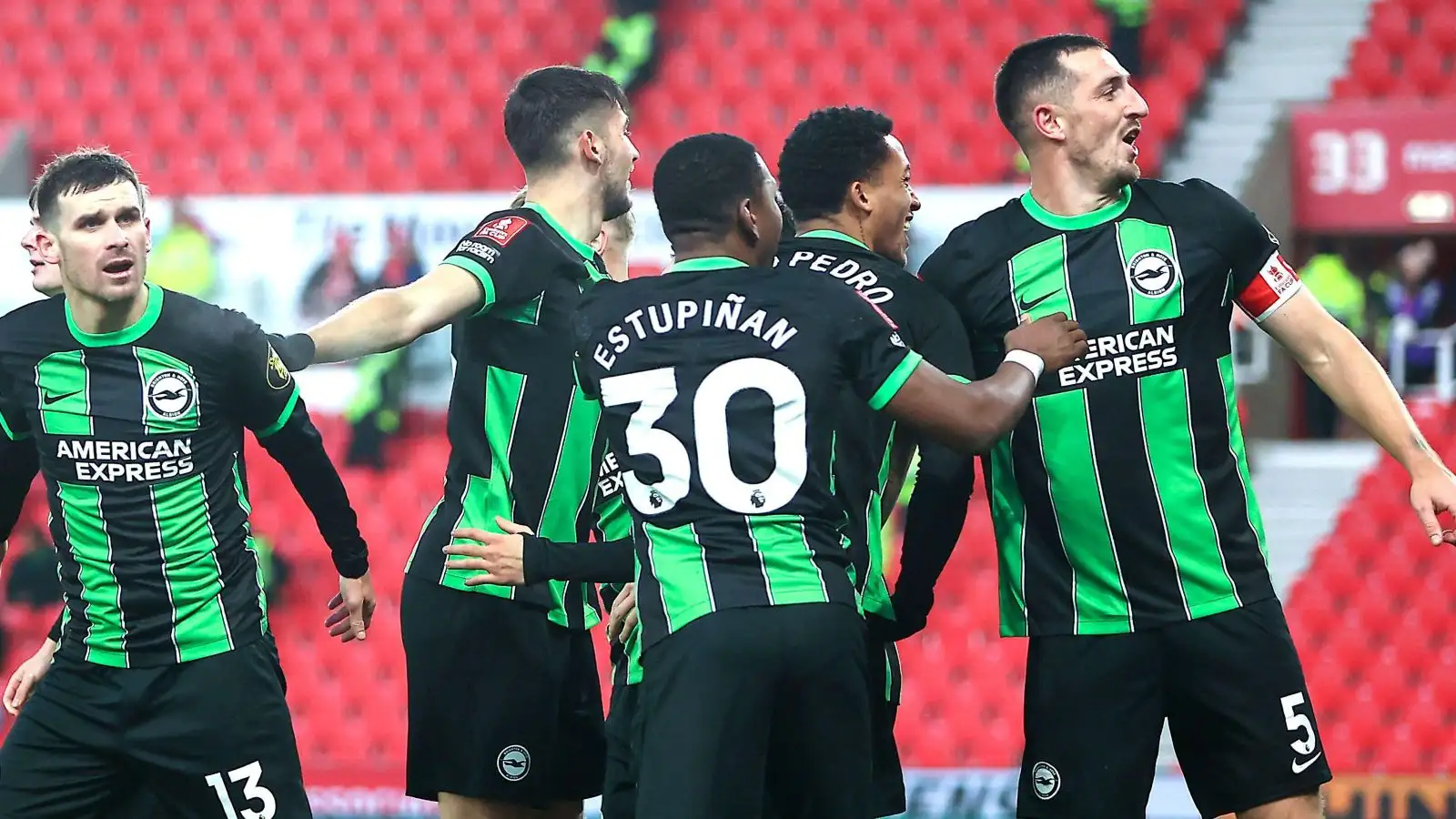 Image de Football. La fin de match spectaculaire orchestrée par Joao Pedro a renversé la situation pour Brighton and Hove Albion qui a battu Stoke City, équipe de Championship, dans un match palpitant de la FA Cup se terminant sur le score de 4 à 2. Les hôtes, qui n’avaient pas battu une équipe de première division en FA Cup depuis leur arrivée en finale en 2011, ont mené pendant 35 minutes en première mi-temps grâce à un but contre son camp de Jan Paul Van Hecke. Durant cette période, l'équipe de Steven Schumacher semblait avoir l'avantage. Cependant, le latéral gauche de Brighton, Pervis Estupinan, a déclenché un tir puissant de 20 mètres juste avant la pause, et le capitaine Lewis Dunk a donné l'avantage à son équipe, demi-finaliste de la saison dernière, peu après le retour des vestiaires. Un penalty concédé par Dunk avec son bras a permis à Lewis Baker d'égaliser, mais il a fallu les 14e et 15e buts de la saison de Pedro dans les 19 dernières minutes pour assurer la victoire de l'équipe de Premier League. Schumacher n'est qu'à son cinquième match à la tête de Stoke et c'était sa première défaite – bien qu'il ait déjà eu quatre matchs nuls – mais la manière dont ses joueurs ont pris le jeu à leurs adversaires, qui sont 32 places au-dessus d'eux, offre de l'espoir pour le club de deuxième division, actuellement 19e. Après un tir dévié de Pedro passant tout juste à côté du poteau, Stoke a pris le dessus avec Mehdi Leris obligeant Bart Verbruggen, l’un des quatre changements effectués par Roberto De Zerbi, à réaliser une première parade. C'est sur ce côté droit que Stoke a pris l'avantage, Dunk interceptant une passe destinée à Pedro. Ki-Jana Hoever, sortant de sa position de défenseur central, a servi le milieu de terrain sud-coréen Bae Jun-ho, dont le centre bas a été converti par Van Hecke. Le jeune Hoever, 21 ans, jouant un rôle hybride de troisième défenseur central montant au milieu, a été au cœur du meilleur jeu de Stoke, préparant deux occasions pour Wesley, qui a tiré à côté et a dirigé une tête directement sur Verbruggen. Mais juste avant la pause, le gardien Daniel Iversen, faisant ses débuts après avoir été prêté par Leicester 24 heures plus tôt sans avoir joué pour les Foxes, a été battu par le tir d'Estupinan, donnant l'avantage à Brighton. Dunk, déjà menaçant sur les phases arrêtées, a marqué de la tête sur un centre de Billy Gilmour juste après que Daniel Johnson et Sead Haksabanovic se soient gênés en réceptionnant le centre de Hoever. Stoke a répondu par un tir de 25 mètres de Wouter Burger, repoussé par Verbruggen, et sur le corner suivant, une tête de Luke McNally a heurté le bras levé de Dunk, qui en savait peu mais n'avait pas de VAR pour le sauver, et Baker a transformé le penalty. À ce moment, le match aurait pu basculer des deux côtés, mais l'expérience supérieure de Brighton a fait la différence, Pedro marquant de la tête sur un centre de Pascal Gross puis convertissant une passe de Van Hecke, permettant ainsi aux visiteurs de passer le troisième tour pour la septième fois en huit saisons. Cette rencontre souligne l'importance du mental et de l'expérience dans les compétitions à élimination directe. La capacité de Brighton à renverser le cours du jeu face à une équipe inférieure, mais combative, met en lumière l'intensité et l'incertitude inhérentes à la FA Cup. Cela soulève une question essentielle : dans quelle mesure les équipes de Premier League doivent-elles adapter leur stratégie pour faire face à des adversaires de divisions inférieures, souvent imprévisibles et résilients, dans des compétitions comme la FA Cup ?