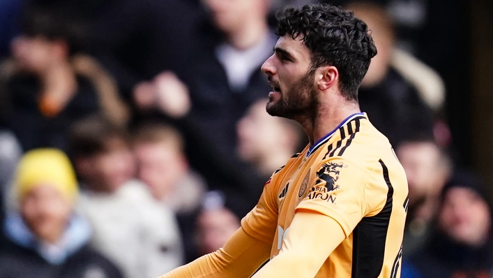 Image de Football. Tom Cannon a inscrit son troisième but en une semaine, propulsant Leicester, qui a effectué de nombreux changements dans son effectif, vers une qualification pour le quatrième tour de la FA Cup après une victoire palpitante 3-2 contre Millwall, une équipe rivale du Championship. Cannon, qui avait déjà brillé en marquant deux fois lors de son premier match en tant que titulaire pour les Foxes contre Huddersfield le jour de l'An, était l'un des quatre joueurs seulement à être maintenus dans la formation initiale par l'entraîneur Enzo Maresca. Ce choix tactique a mis en évidence la profondeur impressionnante du banc de Leicester. Cesare Casadei et Ricardo Pereira ont rapidement donné l'avantage aux Foxes, avec un score de 2-0. Cependant, après que Duncan Watmore ait réduit l'écart pour Millwall, Cannon a une fois de plus démontré son talent, avec Zian Flemming apportant une touche de suspense en fin de match. Millwall, qui avait surpris en battant les champions de Premier League de l'époque lors de leur précédente confrontation en FA Cup en février 2017, a montré dès le début du match qu'ils étaient une force avec laquelle il fallait compter. Dès la cinquième minute, Flemming a créé une belle occasion pour Watmore, mais son tir a été repoussé par le gardien de Leicester, Jakub Stolarczyk. Les Lions ont continué à exercer une pression, avec une autre opportunité créée par Watmore pour Danny McNamara, nécessitant une nouvelle intervention de Stolarczyk. Cependant, le bon début de Millwall a été rapidement éclipsé lorsque Leicester a frappé sur sa première occasion réelle à la 16e minute. Un centre précis de Marc Albrighton a trouvé Casadei, qui a habilement marqué de la tête. Millwall a tenté de réagir et aurait pu égaliser si le capitaine Jake Cooper n'avait pas envoyé sa tête libre au-dessus du but après un corner de Joe Bryan. Leicester a ensuite doublé son avantage à la 39e minute, démontrant leur supériorité technique. Casadei a joué un rôle clé en transformant la passe de Ben Nelson pour Pereira, qui a conclu avec assurance. Le match aurait pu basculer en faveur de Leicester peu après la pause, mais le gardien de Millwall, Matija Sarkic, a réalisé des arrêts clés, notamment sur une tentative de Cannon, maintenant l'espoir de Millwall. À la 56e minute, Millwall a relancé le match grâce à un but de Watmore, servi par Flemming sur un corner de George Honeyman. Mais Leicester, ne perdant pas son sang-froid, a rétabli son avance de deux buts cinq minutes plus tard. Cannon, une fois de plus, a été décisif en battant Sarkic après avoir récupéré une longue passe de Callum Doyle. Cannon aurait pu ajouter un quatrième but, mais son tir, après avoir déjoué la défense, est passé de peu à côté. Sarkic a dû intervenir à plusieurs reprises pour empêcher Leicester d'accentuer l'avance, réalisant notamment un double arrêt crucial sur des tentatives de Cannon et Albrighton. Millwall a trouvé un second souffle en fin de match, à la 86e minute, quand Flemming a exploité une erreur de marquage pour marquer sur un corner de Bryan. Cependant, les efforts de Millwall pour revenir au score ont été vains, le temps manquant aux finalistes de 2004 pour égaliser. La performance de Leicester dans ce match illustre non seulement leur profondeur de banc, mais aussi leur capacité à surmonter les défis avec une équipe largement remaniée. Des joueurs comme Cannon ont saisi leur chance, prouvant que Leicester possède non seulement de la qualité en équipe première, mais aussi un potentiel prometteur dans ses rangs. Les buts opportuns de Cannon et l'impact des remplaçants tels que Casadei et Pereira mettent en lumière une polyvalence et une résilience qui pourraient être déterminantes pour les Foxes, tant dans la compétition que dans leurs ambitions en championnat. D'un autre côté, Millwall, malgré la défaite, a montré qu'elle pouvait tenir tête à des équipes de niveau supérieur. Leur prestation courageuse indique qu'ils ont le potent iel de relever les défis en Championship et de viser plus haut. Des joueurs comme Watmore et Flemming ont prouvé qu'ils peuvent menacer des défenses de haut niveau, une expérience qui pourrait s'avérer précieuse pour améliorer leur classement en ligue. Ce match souligne également l'attrait des compétitions à élimination directe telles que la FA Cup, où des équipes de divisions inférieures peuvent se mesurer aux géants du football et parfois créer la surprise. Ces rencontres offrent une plateforme pour que des talents émergents se fassent remarquer et pour que des équipes...