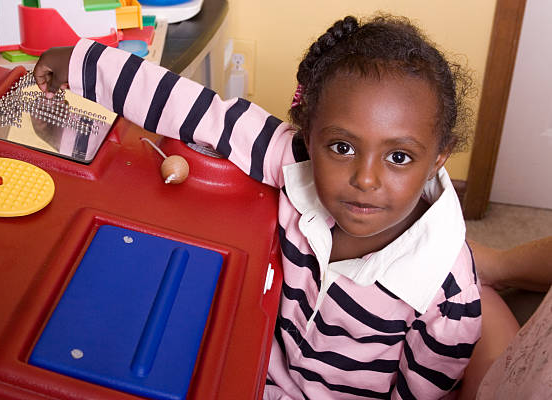 Image de Santé. Récemment, un sujet qui a retenu mon attention est celui des enfants d'environ 20 mois qui ne semblent pas beaucoup regarder dans les yeux. Cette observation a parfois été liée à l'autisme, suscitant ainsi des inquiétudes parmi les parents. Cependant, il est essentiel d'aborder ce sujet avec nuance et de ne pas sauter immédiatement aux conclusions. Dans cet échange, je partagerai mes réflexions personnelles sur cette question, en soulignant l'importance de dépasser les idées préconçues sur l'autisme. En premier lieu, il est crucial de reconnaître que chaque enfant se développe à son propre rythme. Les étapes du développement moteur, cognitif et social varient d'un enfant à l'autre, même au sein d'une même fratrie. Mon propre parcours en tant que parent m'a appris à éviter de comparer systématiquement les réalisations de mon enfant à celles d'autres enfants du même âge. Les variations sont normales, et la comparaison constante peut générer des inquiétudes inutiles. Cependant, je comprends également que le développement atypique peut être un motif de préoccupation légitime pour de nombreux parents. Si un enfant de 20 mois ne semble pas démontrer un intérêt marqué pour regarder dans les yeux, il est naturel de se poser des questions. Cependant, il est essentiel de ne pas se précipiter vers une conclusion d'autisme basée uniquement sur ce comportement. Le spectre de l'autisme est vaste, et les signes varient d'un individu à l'autre. Pour mieux comprendre cette situation, il est utile de se pencher sur les différentes raisons pour lesquelles un enfant pourrait ne pas regarder fréquemment dans les yeux à l'âge de 20 mois. Certaines de ces raisons peuvent être liées à des aspects du développement normal de l'enfant, tandis que d'autres peuvent indiquer des préoccupations nécessitant une attention particulière. Une explication possible pourrait être liée à la timidité de l'enfant ou à son tempérament réservé. Certains enfants sont naturellement plus introvertis, préférant observer leur environnement plutôt que d'engager un contact visuel direct. Cette réserve peut être temporaire et évoluer au fil du temps à mesure que l'enfant gagne en confiance dans ses interactions sociales. D'autre part, des problèmes de vision peuvent également jouer un rôle dans le manque de contact visuel d'un enfant. Il est essentiel de s'assurer que la vision de l'enfant est correcte et que toute anomalie est détectée et traitée précocement. Des troubles visuels non diagnostiqués pourraient entraîner des difficultés à fixer le regard sur des objets ou des personnes. En explorant ces explications possibles, il est important de noter que l'autisme est un diagnostic complexe qui ne peut pas être posé de manière précise sans une évaluation approfondie d'un professionnel de la santé spécialisé. Plutôt que de s'inquiéter immédiatement d'un trouble du spectre autistique, il peut être plus judicieux de consulter un pédiatre ou un spécialiste du développement de l'enfant. Ces professionnels peuvent fournir des évaluations appropriées et guider les parents dans les prochaines étapes, si nécessaire. En tant que parent, j'ai moi-même traversé des moments d'incertitude et de préoccupation quant au développement de mon enfant. Cependant, j'ai appris qu'il est crucial de maintenir un équilibre entre l'observation attentive et l'évitement de conclusions hâtives. En comprenant que chaque enfant est unique et se développe à son propre rythme, je peux aborder ces préoccupations avec une perspective plus ouverte et moins anxiogène. L'éducation des parents joue également un rôle essentiel dans la promotion d'un environnement favorable au développement de l'enfant. Encourager des interactions positives, fournir des stimulations variées et créer un lien émotionnel fort peuvent contribuer de manière significative au développement social et émotionnel de l'enfant. En collaborant avec des professionnels de la petite enfance, les parents peuvent également acquérir des conseils pratiques pour favoriser le développement de leur enfant. En conclusion, le fait qu'un enfant de 20 mois ne regarde pas fréquemment dans les yeux ne devrait pas être automatiquement associé à l'autisme. Il est crucial de reconnaître la diversité du développement infantile et d'explorer différentes explications possibles avant de sauter aux conclusions. Plutôt que de céder à l'anxiété, les parents peuvent bénéficier d'une approche équilibrée, axée sur l'observation attentive, l'éducation parentale positive et la consultation de professionnels de la santé lorsque des préoccupations persistantes sont présentes. En adoptant cette approche, nous contribuons à créer un environnement où chaque enfant a la possibilité de s'épanouir et de se développer à son propre rythme.