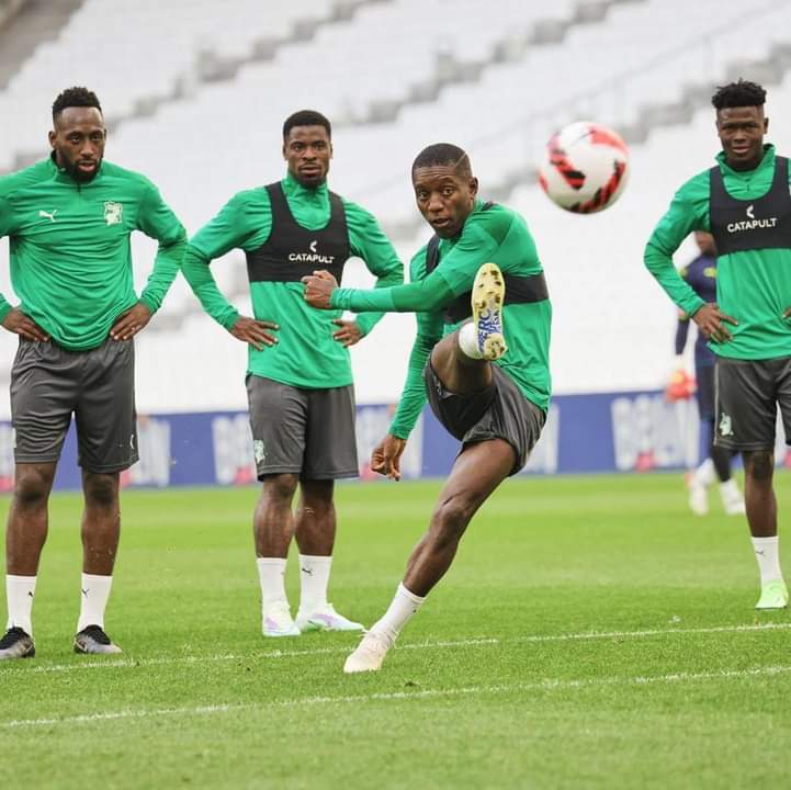 Image de Football. Le Rôle Crucial du Soutien des Supporters : Une Réflexion sur l'Impact de Max Alain Gradel à l'Approche de la CAN L'importance du public dans le monde du sport est incontestable, mais pour Max Alain Gradel, l'approche de la Coupe d'Afrique des Nations (CAN) revêt une signification toute particulière. Ses récentes déclarations mettent en lumière l'impact que les supporters peuvent avoir sur une équipe et la nécessité d'un soutien inconditionnel, surtout lorsqu'il s'agit de jouer devant son propre public. À travers ses mots, Gradel insiste sur la valeur inestimable du soutien des fans lors de compétitions majeures telles que la CAN. Il exprime non seulement son désir mais aussi sa conviction profonde quant à l'importance d'une présence massive et d'un encouragement continu de la part des supporters ivoiriens. Il souligne que leur présence et leur ferveur sont essentielles pour stimuler l'équipe jusqu'au dernier coup de sifflet. En évoquant des événements passés, Gradel laisse entrevoir des expériences antérieures où le soutien pourrait ne pas avoir été à la hauteur des attentes. Cependant, il exprime un espoir palpable en soulignant son désir de voir un changement significatif cette fois-ci. Il en appelle directement aux supporters, les invitant à être pleinement engagés et solidaires, soulignant que leur équipe se battra sur le terrain en leur honneur. Son message est clair : les supporters ont un rôle crucial à jouer. Gradel, ayant vécu l'expérience des CAN à l'extérieur, insiste sur l'énorme différence que peut apporter le public dans un stade. Il souligne l'impact incroyable que peut avoir le soutien inconditionnel des fans sur le moral et la performance des joueurs. À travers ces paroles, Max Alain Gradel réaffirme l'importance capitale de l'unité entre l'équipe et ses supporters. Il incite les fans à être des acteurs essentiels, non seulement en tant que spectateurs, mais aussi en tant que source de force et de motivation pour les joueurs. En fin de compte, les mots de Gradel reflètent une profonde gratitude envers les supporters tout en leur rappelant leur influence cruciale. Son message inspire à cultiver une atmosphère de soutien et de confiance inconditionnelle, car c'est ensemble que l'équipe et ses supporters peuvent aspirer à l'excellence lors de la prochaine CAN.