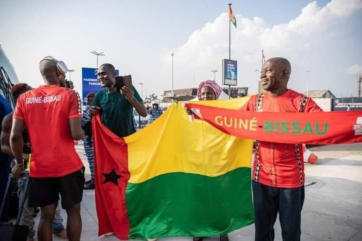 Troisième Image de Football. La Coupe d'Afrique des Nations (CAN) 2023, l'un des événements les plus attendus du football africain, est sur le point de débuter, créant une effervescence palpable parmi les fans de football du continent. À moins d'une semaine du coup d'envoi, les premières délégations nationales ont déjà mis pied en Côte d'Ivoire, annonçant ainsi le commencement imminent de cette compétition prestigieuse. Parmi les premiers arrivés figurent le Maroc et la Guinée-Bissau, dont les équipes nationales se sont installées respectivement à San Pedro et à Abidjan. Cette arrivée précoce témoigne de la détermination et de la préparation minutieuse de ces équipes à affronter cette compétition de haut niveau. Les regards des Bissau-Guinéens se tournent vers Abidjan, une ville animée qui se prépare à accueillir cette compétition sportive d'envergure. Ils aspirent à offrir un spectacle mémorable, montrant ainsi leur engagement et leur ambition dans cette compétition. Pendant ce temps, les Marocains se sont établis à San Pedro, prêts à défendre l'honneur de leur nation et à offrir un jeu de qualité, marqué par leur traditionnelle fougue et leur technique raffinée. Cependant, ces deux nations ne seront pas seules bien longtemps. D'autres équipes nationales d'Afrique se préparent à rejoindre la Côte d'Ivoire dans les prochaines heures, créant ainsi un rassemblement multiculturel et sportif unique en son genre. Les stades se préparent à accueillir les différentes nations, les fans se mobilisent pour soutenir leurs équipes favorites et les médias continentaux et internationaux se préparent à couvrir cet événement sportif d'ampleur. Cette CAN 2023 est plus qu'un simple tournoi de football. Elle représente l'occasion pour les nations africaines de démontrer leur talent, leur passion et leur unité à travers ce sport populaire et universel. Au-delà des frontières et des différences culturelles, le football agit comme un langage commun, rassemblant les peuples autour d'une même passion et créant des moments inoubliables de compétition et de camaraderie. L'excitation et l'attente grandissent au sein des différentes communautés de supporters, lesquelles se préparent à vivre des émotions intenses au fil des matches, où chaque équipe rivalisera pour atteindre l'excellence et remporter le prestigieux trophée de la CAN. La ferveur et l'engouement autour de cet événement ne se limitent pas aux seuls passionnés de football. La CAN 2023 offre également une opportunité unique de développement économique pour le pays hôte et pour l'Afrique dans son ensemble. En effet, l'afflux de supporters, de médias, et l'organisation même de cet événement contribuent à dynamiser l'économie locale, stimulant le tourisme, le commerce et mettant en lumière les infrastructures sportives et l'hospitalité africaine. Au-delà des enjeux sportifs et économiques, la CAN 2023 offre également une plateforme pour aborder des questions sociales et culturelles importantes. Le football, en tant que force unificatrice, peut servir de catalyseur pour sensibiliser aux défis auxquels l'Afrique est confrontée, tels que l'inclusion sociale, l'égalité des genres et la promotion de la paix. Ainsi, la CAN 2023 ne se résume pas simplement à une compétition sportive, mais incarne un événement d'une ampleur bien plus vaste, capable de transcender les frontières et de laisser un héritage durable tant sur le plan sportif que sur celui du développement et de l'unité africaine. La diversité des cultures, la passion pour le football et le désir commun de célébrer cet événement font de la CAN 2023 un moment exceptionnel, où le monde entier se tourne vers l'Afrique pour célébrer la grandeur du sport et l'unité des nations.