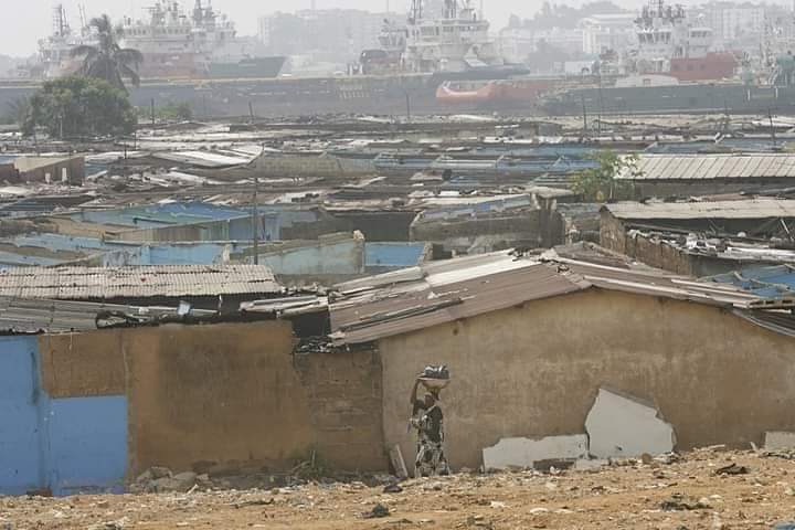 Image de Société. Le 4ème pont est l'une des infrastructures les plus importantes reliant différentes parties de la ville. Son existence a non seulement facilité la circulation mais a aussi eu des implications sur les zones environnantes. Parmi celles-ci se trouve le quartier historique de Boribana, une communauté multiculturelle riche en histoire et en tradition. Le déguerpissement programmé du quartier Boribana à partir du lundi 8 janvier 2024 a suscité une vague de préoccupations, de discussions et d'émotions contradictoires parmi les habitants et les observateurs extérieurs. Cette décision municipale, motivée par des raisons diverses telles que la restructuration urbaine, l'expansion des infrastructures, ou même des questions de sécurité, a plongé les résidents de Boribana dans une incertitude déchirante quant à leur avenir et à la préservation de leur patrimoine culturel. Les habitants de ce quartier ont tissé un lien fort avec leurs maisons, leurs rues, et les uns avec les autres. Boribana, au fil des décennies, est devenu bien plus qu'un simple lieu de résidence. C'est un lieu de mémoire collective, où se mêlent les histoires familiales, les célébrations communautaires et les traditions ancestrales. La décision de déplacer ses habitants laisse derrière elle un sentiment de perte identitaire profonde et la crainte de voir disparaître un pan précieux de l'histoire de la ville. Cependant, pour ceux en faveur de ce déguerpissement, ce projet représente un nouveau départ, une opportunité d'améliorer les conditions de vie dans une région autrefois congestionnée et souvent négligée. Certains argumentent que la modernisation de la ville est nécessaire pour répondre aux besoins croissants de la population, en matière de logement et d'infrastructures adaptées. Les autorités locales ont également tenté de rassurer les résidents concernés en proposant des mesures d'accompagnement, telles que des relogements dans des zones avoisinantes, des compensations financières ou encore la promesse d'une réintégration dans de nouveaux projets de développement. Néanmoins, ces garanties ne suffisent pas à apaiser les inquiétudes des habitants qui craignent de perdre leurs repères sociaux, économiques et culturels. En outre, ce déguerpissement soulève des questions cruciales sur la manière dont les politiques urbaines affectent les communautés vulnérables. Les décideurs doivent équilibrer les impératifs de développement urbain avec le respect des droits des résidents, la préservation du patrimoine culturel et la mise en place de stratégies d'intégration sociale pour éviter la marginalisation de populations déjà fragilisées. Ce n'est pas seulement un déplacement physique pour ces habitants, mais également un déplacement émotionnel et sociétal profond. Les conséquences psychologiques de perdre son foyer, ses repères et sa communauté sont souvent sous-estimées et peuvent entraîner des traumatismes et des difficultés d'adaptation. Cependant, il est aussi important de considérer les opportunités que cette relocalisation pourrait apporter. Avec un soutien adéquat, les résidents pourraient bénéficier d'un accès amélioré à des infrastructures de meilleure qualité, à des services de base et à de nouvelles opportunités économiques. Mais cela nécessiterait une planification minutieuse, une collaboration étroite avec les résidents et un suivi continu pour garantir une transition harmonieuse. En somme, le déguerpissement du quartier Boribana à l'approche du 8 janvier 2024 ne se limite pas à un simple changement d'adresse pour ses habitants. Il soulève des enjeux complexes autour du développement urbain, de l'identité culturelle, des droits des communautés et de la manière dont les politiques gouvernementales impactent la vie quotidienne des citoyens. C'est un récit fait de déchirements, d'espoirs, de luttes et d'adaptation, avec des répercussions qui s'étendront bien au-delà des limites physiques du quartier Boribana.