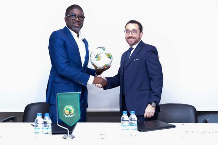 Image de Société. La collaboration stratégique entre Air Côte d'Ivoire et la Confédération Africaine de Football (CAF) pour la 34e édition de la Coupe d'Afrique des Nations (CAN) en 2024 a été un événement d'une importance capitale, annonçant une nouvelle ère dans le domaine du transport aérien et du parrainage sportif sur le continent africain. Le 5 janvier 2024, lors d'une conférence de presse mémorable, Air Côte d'Ivoire, représentée par son directeur général, M. Laurent Loukou, et la CAF, avec la présence du Directeur Commercial, Monsieur Hassan El Kamah, ont officialisé leur partenariat. Cette union n'a pas seulement été la simple signature d'une convention, mais l'affirmation d'une vision commune pour l'avancement du sport et de l'excellence en Afrique. M. Loukou a souligné l'engagement inébranlable d'Air Côte d'Ivoire envers le développement du sport sur le continent, considérant cette collaboration comme une opportunité d'affirmer leur soutien indéfectible à cette cause noble. De même, Monsieur El Kamah s'est félicité de ce partenariat, mettant en lumière la qualité de la flotte aérienne d'Air Côte d'Ivoire qui se positionne parmi les meilleures en Afrique. Cette convention revêt une importance significative, car elle confère à Air Côte d'Ivoire le statut de transporteur officiel de la CAN 2024. Elle implique la responsabilité du transport des supporters, des délégations officielles et des équipes qualifiées dans les pays où la compagnie opère. En prenant en charge le transport aérien des sélections africaines sur le sol ivoirien, Air Côte d'Ivoire affirme son rôle crucial dans la réussite logistique et organisationnelle de cette compétition majeure. La présence de M. Jean Louis Moulot, Directeur Général de la Sodexam et président de la commission transport du COCAN 2023, lors de cette annonce souligne l'importance accordée à la logistique et à la coordination pour garantir le succès fluide de l'événement sportif. Son engagement démontre l'implication et la coordination de différentes entités pour assurer le bon déroulement de la compétition. Cette alliance entre Air Côte d'Ivoire et la CAF ne se limite pas uniquement à des considérations logistiques. Elle symbolise également un soutien financier substantiel. En devenant le sponsor officiel de la CAN 2024, Air Côte d'Ivoire s'engage à soutenir financièrement et à promouvoir activement cette prestigieuse compétition de football à l'échelle continentale. Cette contribution financière aura un impact significatif sur le développement du football africain et la promotion des talents émergents. L'impact de cette collaboration va au-delà du simple transport et du sponsoring. Elle établit un précédent important pour les partenariats entre les entreprises du secteur privé et les instances sportives. Cette initiative témoigne de la valeur mutuelle que ces partenariats peuvent apporter, alliant les ressources commerciales et l'influence des entreprises avec la portée et l'impact social du sport. De plus, cet accord démontre la vision progressive des entreprises africaines, illustrant leur capacité à jouer un rôle majeur dans le développement du sport et de l'industrie du transport. Cela pourrait également servir d'exemple pour d'autres entreprises du continent à s'impliquer activement dans le soutien et la promotion du sport en Afrique. En conclusion, la signature de cette convention entre Air Côte d'Ivoire et la CAF pour la CAN 2024 représente bien plus qu'un simple accord commercial. Elle incarne l'engagement envers l'excellence sportive, la coopération stratégique et le développement économique à travers le sport en Afrique. Ce partenariat promet d'élever la CAN 2024 à de nouveaux sommets, tant sur le plan logistique que sur le rayonnement et la croissance du football africain.