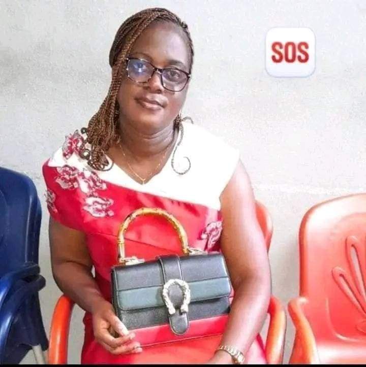 Image de Faits Divers. Le décès tragique de Dame Koulai Andréa Leticia, épouse d'une personnalité éminente du football ivoirien, a secoué la communauté dès sa disparition le 31 décembre 2023. Sa découverte sans vie le 7 janvier 2024 dans le fleuve Bandama a profondément attristé la population locale, plongeant la ville de Bouaflé dans la consternation et la peine. Les circonstances macabres entourant sa mort, notamment la disparition de certaines parties intimes de la victime, ont suscité des spéculations alarmantes quant à la nature rituelle et odieuse du crime. Ces éléments ont alimenté la terreur et l'incompréhension au sein de la communauté. Face à cet acte inqualifiable, les autorités ont rapidement ouvert une enquête pour élucider les tenants et aboutissants de cette affaire. Les enquêteurs, confrontés à un crime d'une telle cruauté, ont dû mobiliser tous les moyens disponibles pour démêler les fils de cette tragédie. Les proches de Dame Koulai Andréa Leticia, ainsi que la sphère du football ivoirien, sont plongés dans une profonde tristesse et cherchent des réponses à cette perte incommensurable. Son époux, figure respectée du milieu sportif, a exprimé publiquement sa douleur et son désarroi face à cette terrible perte. La ville de Bouaflé, habituellement paisible, a été ébranlée par cet événement, laissant la population sous le choc et la peur. Les habitants se sont rassemblés pour exprimer leur solidarité envers la famille endeuillée et ont exigé que justice soit rendue pour que de tels actes odieux ne se reproduisent jamais. La presse nationale et internationale a relayé cette affaire, attirant l'attention sur les questions de sécurité et de justice dans la région et suscitant un débat sur la protection des citoyens et la nécessité de mesures pour prévenir de tels crimes horribles. L'enquête, complexe et méticuleuse, a mobilisé des ressources considérables pour examiner chaque indice, interroger des témoins potentiels et explorer les aspects les plus sombres de cette affaire. La police, en collaboration avec des experts forensiques, s'efforce de reconstituer le déroulement des événements pour identifier les coupables et déterminer les mobiles de cet acte abominable. Le deuil et la colère se mêlent au sein de la communauté, qui attend avec anxiété des réponses et des actions concrètes des autorités pour que justice soit rendue en mémoire de Dame Koulai Andréa Leticia, victime innocente d'un crime impensable.