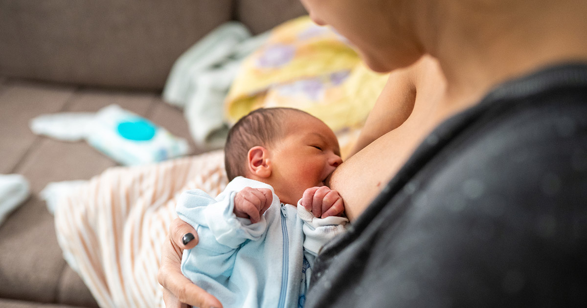 Image de Santé. La perte du goût et de l’odorat chez un bébé est un phénomène qui, bien que rare, peut survenir, notamment suite à certaines infections virales ou à des conditions médicales particulières. En tant que parent, j'ai dû faire face à cette réalité déconcertante lorsque mon enfant a perdu ces sens cruciaux. Cette expérience m'a poussé à réfléchir profondément sur la manière de nourrir efficacement un enfant dans ces conditions. Comprendre l'Importance du Goût et de l'Odorat Avant de plonger dans les stratégies pratiques, il est essentiel de comprendre l'importance du goût et de l'odorat dans l'alimentation. Ces sens jouent un rôle fondamental dans l'appétit, la reconnaissance des aliments et le plaisir de manger. Chez les bébés, la découverte des saveurs et des odeurs fait partie intégrante de leur développement. Perdre ces sens peut donc affecter non seulement leur nutrition mais aussi leur relation avec la nourriture. Approche Nutritionnelle : Prioriser la Valeur et la Variété Face à cette perte, mon premier conseil est de concentrer l'attention sur la valeur nutritionnelle et la variété des aliments. Assurer un apport équilibré en nutriments devient primordial. J'ai privilégié les aliments riches en vitamines, minéraux et autres nutriments essentiels pour garantir une croissance saine, en veillant à introduire une grande variété d'aliments pour compenser la réduction de l'expérience sensorielle. Texture et Température : Nouveaux Vecteurs de Sensation Puisque le goût et l'odorat sont diminués, j'ai appris à utiliser la texture et la température comme moyens de stimuler l'intérêt de mon enfant pour la nourriture. Des aliments avec des textures variées, comme des purées lisses, des morceaux plus gros ou des aliments croquants, peuvent offrir une expérience sensorielle différente. De même, varier la température des plats peut aider à rendre les repas plus intéressants. L'Aspect Visuel de la Nourriture : Stimuler l'Appétit par les Yeux L'aspect visuel de la nourriture prend une importance accrue dans ce contexte. J'ai constaté que présenter les plats de manière colorée et attrayante peut stimuler l'appétit de mon enfant. Utiliser une gamme de couleurs vives et disposer les aliments de manière esthétique sur l'assiette s'est avéré être un moyen efficace pour encourager mon bébé à manger. Créer une Routine Alimentaire Positive Créer une routine alimentaire positive est un autre aspect crucial. J'ai veillé à établir des horaires réguliers pour les repas, à créer une ambiance calme et agréable lors de l'alimentation, et à encourager mon enfant à explorer les aliments à son rythme. La patience et la constance sont essentielles pour aider l'enfant à s'adapter à sa nouvelle façon de percevoir la nourriture. Collaboration avec les Professionnels de Santé Face à cette situation, la collaboration avec des professionnels de la santé est fondamentale. J'ai consulté des pédiatres et des nutritionnistes spécialisés pour m'assurer que les besoins nutritionnels de mon enfant étaient satisfaits et pour obtenir des conseils sur la manière de gérer cette perte de sens. Cette aide professionnelle a été indispensable pour naviguer dans cette période incertaine. Encourager l'Hydratation L'hydratation est un aspect souvent sous-estimé, mais crucial. J'ai veillé à ce que mon enfant reste bien hydraté, surtout en l'absence de la sensation de soif qui peut parfois accompagner la perte du goût. Offrir régulièrement de l'eau et des liquides nutritifs est une partie importante de la routine alimentaire. Gérer les Réactions Émotionnelles Un aspect souvent négligé est la gestion des réactions émotionnelles, tant chez l'enfant que chez le parent. La frustration et l'anxiété peuvent survenir des deux côtés. J'ai appris l'importance d'être attentif aux signaux de mon enfant et de maintenir une attitude positive et encourageante lors des repas. Intégration Sociale et Alimentaire Il est également important de penser à l'intégration sociale de l'enfant. Même si mon enfant ne peut pas apprécier la nourriture de la même manière que ses pairs, j'ai veillé à ce qu'il participe aux repas familiaux et sociaux. Cela contribue à son développement social et émotionnel et l'aide à se sentir inclus dans les activités familiales. Trouver Joie et Équilibre dans l'Alimentation Pour conclure, nourrir un bébé après la perte du goût et de l'odorat présente des défis uniques, mais avec de la patience, de la créativité et un soutien adéquat, il est possible de gérer cette situation de manière positive. Il est essentiel de se concentrer sur l'aspect nutritionnel, mais aussi de trouver des moyens de rendre les repas intéressants et agréables à travers d'autres sens. En tant que parent, cette expérience m'a appris l'importance de l'adaptabilité et de la résilience, et m'a donné une perspective plus large sur la façon dont nous pouvons nourrir nos enfants en dépit des obstacles. Ce sujet, bien qu'il puisse sembler spécifique, met en lumière des aspects importants de la parentalité et de la nutrition infantile, offrant des leçons précieuses sur la manière de répondre aux besoins uniques de chaque enfant. En partageant mes expériences et mes stratégies, j'espère offrir un soutien et des idées à d'autres parents qui pourraient se trouver dans une situation similaire.