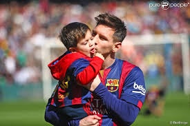 Image de Célébrités. Lionel Messi, la star du Barcelone vient d’être père de son second fils qu’il a baptisé Mateo à l’honneur du fils de son ami Sergio Aguero. En effet, c’est le deuxième fils de Messi après le petit Thiago, son premier fils qui lui est âgé de presque 3 ans. Il a pour l’événement été dispensé d’entraînement ce vendredi alors que son équipe, devait affronter l’Atletico Madrid le lendemain (samedi 12 septembre 2015). Félicitation papa!