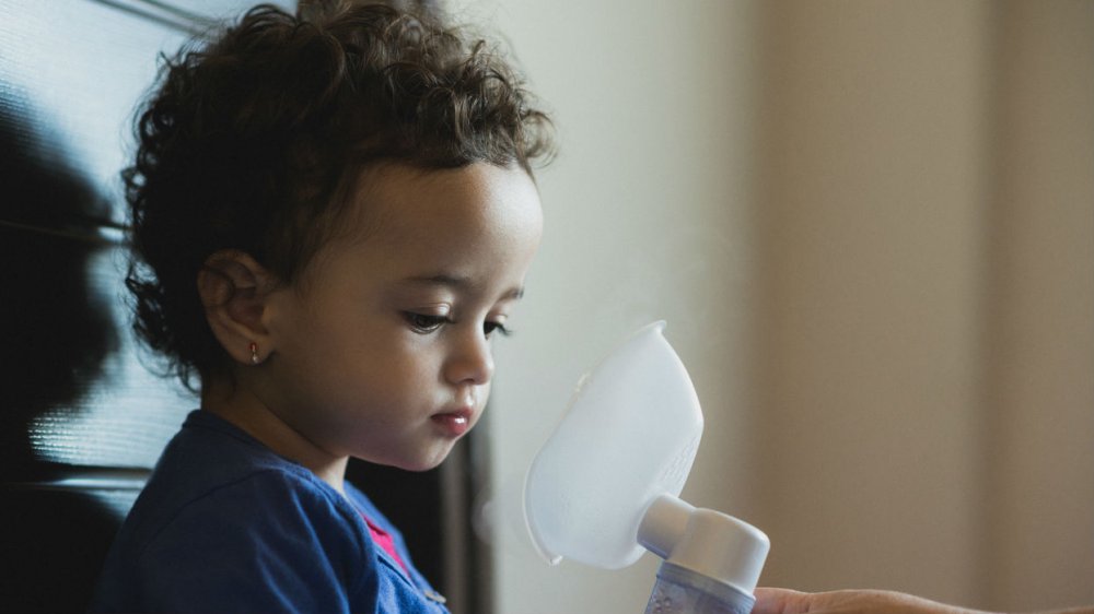 Image de Santé. Lorsque mon enfant a été diagnostiqué avec de l'asthme du nourrisson, une des premières questions qui m'est venue à l'esprit concernait sa garde. La nounou, qui avait pris soin de lui depuis ses premiers mois, était-elle toujours la meilleure option pour son bien-être et sa santé ? Ce dilemme n'est pas seulement médical mais touche également à la sphère émotionnelle et pratique de notre vie quotidienne. Comprendre l'Asthme du Nourrisson Avant de prendre une décision, j'ai cherché à comprendre en profondeur ce qu'était l'asthme du nourrisson. L'asthme est une maladie chronique des voies respiratoires, qui peut être exacerbée par divers facteurs, tels que les allergènes, les infections virales, et parfois le stress. Il était crucial pour moi de discerner les déclencheurs spécifiques susceptibles d'affecter mon enfant. Évaluation de l'Environnement chez la Nounou J'ai pris le temps d'évaluer l'environnement chez la nounou. Était-il propice à un enfant asthmatique ? La présence d'animaux domestiques, de tapis épais ou de fumeurs dans l'entourage pouvait augmenter le risque d'exacerbation de l'asthme. Heureusement, dans notre cas, la nounou avait une maison bien entretenue, sans animaux de compagnie et non-fumeur. Communication avec la Nounou Un aspect crucial a été la communication ouverte avec la nounou. Je me suis assuré qu'elle comprenait la gravité de l'asthme et qu'elle était prête et capable de gérer une éventuelle crise. Sa réceptivité et sa volonté d'apprendre sur la condition de mon enfant ont été des facteurs déterminants dans ma décision. Considérations Médicales et Conseils du Pédiatre J'ai consulté le pédiatre de mon enfant pour obtenir des conseils médicaux. Sa perspective a été essentielle pour évaluer les risques et les avantages de continuer la garde chez la nounou. Le pédiatre a souligné l'importance d'un environnement contrôlé et de la disponibilité immédiate des médicaments de l'enfant. L'Importance de la Routine et de la Stabilité Un aspect souvent sous-estimé est l'importance de la routine et de la stabilité pour un enfant asthmatique. Les changements brusques d'environnement et de soignants peuvent être stressants et potentiellement déclencheurs. La nounou de mon enfant représentait une figure stable et aimante dans sa vie, ce qui avait aussi son importance. Plan d'Action d'Urgence Nous avons mis en place un plan d'action d'urgence clair avec la nounou. Cela comprenait la reconnaissance des signes d'une crise d'asthme, la gestion des médicaments, et les étapes à suivre en cas d'aggravation. J'ai également veillé à ce que la nounou soit formée aux premiers secours. Surveillance et Évaluation Continue La décision de poursuivre la garde chez la nounou n'était pas définitive. Elle a été suivie d'une période d'observation et d'évaluation continue. Nous avons surveillé de près la santé de mon enfant et réagi rapidement à tout changement dans ses symptômes. Impact Émotionnel et Social Il ne faut pas sous-estimer l'impact émotionnel et social de l'asthme sur un enfant. La séparation d'avec une nounou aimée aurait pu être traumatisante pour mon enfant. J'ai pris en compte son bien-être émotionnel dans ma décision. Une Décision Personnalisée et Évolutive En conclusion, la décision de continuer ou non la garde chez la nounou pour un enfant asthmatique est profondément personnelle et doit être adaptée à la situation spécifique de chaque enfant. Dans notre cas, après une évaluation approfondie et une communication ouverte avec les professionnels de la santé et la nounou, nous avons choisi de poursuivre cette arrangement de garde. Ce choix a été guidé par une compréhension claire des besoins de santé de mon enfant, de la qualité de l'environnement de la nounou, et de la valeur de la stabilité et de l'affection qu'elle lui apportait. Toutefois, cette décision est restée souple, prête à être réévaluée en fonction de l'évolution de la santé et des besoins de mon enfant. Partager cette expérience, je l'espère, fournira des perspectives utiles à d'autres parents confrontés à des situations similaires. Chaque enfant est unique, et ainsi, chaque décision concernant leur soin et leur bien-être doit être prise avec attention, information, et une dose d'amour parental.