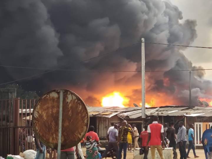 Image de Faits Divers. Dans un cataclysme de flammes dévorantes, Yopougon a été le théâtre d'un incendie massif qui a englouti une partie de la zone industrielle, semant le chaos et la désolation sur son passage. Des témoins présents sur les lieux ont été les premiers à alerter les autorités, soulignant la gravité de la situation. Les sapeurs-pompiers, conscients de la gravité de la situation, ont rapidement pris les devants pour affronter ce défi monumental, mobilisant tous leurs moyens pour contenir et éteindre l'incendie. L'incendie, d'une intensité sans précédent, a suscité l'émoi et l'inquiétude au sein de la population locale et des entreprises implantées dans cette zone économique dynamique. Les flammes, voraces et incontrôlables, ont réduit en cendres des entrepôts, des usines et des infrastructures, provoquant d'énormes pertes matérielles et économiques pour de nombreuses entreprises. La situation sur le terrain était des plus chaotiques. Les témoins oculaires ont rapporté des scènes d'horreur où les flammes géantes dévoraient tout sur leur passage, créant un spectacle terrifiant et épouvantable. Les secours, malgré leur bravoure et leur dévouement, étaient confrontés à des défis colossaux pour contenir la propagation des flammes. Les sirènes stridentes des camions de pompiers résonnaient dans le quartier, accompagnées du vacarme des hélicoptères survolant la zone pour évaluer l'étendue des dégâts. Les autorités locales ont rapidement mis en place un périmètre de sécurité pour protéger les résidents et limiter l'accès à la zone sinistrée. Les habitants ont été évacués dans la précipitation, alors que l'angoisse et la peur régnaient dans les rues. Les médias locaux et nationaux ont relayé en direct les images de l'incendie, attirant l'attention du pays entier sur cette tragédie en cours. Les causes exactes de l'incendie demeurent floues, mais des spéculations émergent quant à une possible défaillance électrique ou un incident lié à la manipulation de produits chimiques dans l'une des installations industrielles. Les enquêteurs spécialisés ont été dépêchés sur place pour élucider les origines de ce drame et éviter qu'une telle catastrophe ne se reproduise à l'avenir. L'impact économique de cet incendie dévastateur risque d'être considérable, non seulement pour les entreprises directement touchées, mais aussi pour l'ensemble de la région. Des milliers d'emplois pourraient être compromis, mettant en péril la stabilité financière de nombreuses familles qui dépendent de ces industries pour subvenir à leurs besoins. Au-delà des pertes matérielles, cet incendie a également mis en lumière la fragilité des infrastructures de sécurité incendie dans certaines zones industrielles, soulevant des questions cruciales quant à la prévention et à la réaction en cas de catastrophe similaire à l'avenir. Les autorités locales seront probablement amenées à revoir leurs stratégies et leurs équipements pour mieux prévenir de telles tragédies et y faire face plus efficacement. Malgré la dévastation apparente, l'esprit de solidarité et d'entraide s'est manifesté au sein de la communauté. Des volontaires, des organisations caritatives et des entreprises voisines ont offert leur soutien en fournissant des ressources, de la nourriture et des abris temporaires aux personnes touchées par cette catastrophe. En conclusion, l'incendie catastrophique qui a ravagé une partie de la zone industrielle de Yopougon a plongé la région dans un état de choc et de désarroi. Les efforts considérables déployés par les sapeurs-pompiers et les autorités locales ont été salués, mais la route vers la reconstruction et la restauration s'annonce longue et ardue. Il est impératif que des mesures préventives et des plans d'urgence soient réévalués et renforcés pour éviter qu'une telle tragédie ne se reproduise, préservant ainsi la sécurité et le bien-être de la communauté.