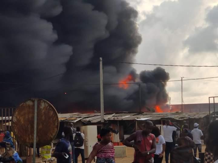 Troisième Image de Faits Divers. Dans un cataclysme de flammes dévorantes, Yopougon a été le théâtre d'un incendie massif qui a englouti une partie de la zone industrielle, semant le chaos et la désolation sur son passage. Des témoins présents sur les lieux ont été les premiers à alerter les autorités, soulignant la gravité de la situation. Les sapeurs-pompiers, conscients de la gravité de la situation, ont rapidement pris les devants pour affronter ce défi monumental, mobilisant tous leurs moyens pour contenir et éteindre l'incendie. L'incendie, d'une intensité sans précédent, a suscité l'émoi et l'inquiétude au sein de la population locale et des entreprises implantées dans cette zone économique dynamique. Les flammes, voraces et incontrôlables, ont réduit en cendres des entrepôts, des usines et des infrastructures, provoquant d'énormes pertes matérielles et économiques pour de nombreuses entreprises. La situation sur le terrain était des plus chaotiques. Les témoins oculaires ont rapporté des scènes d'horreur où les flammes géantes dévoraient tout sur leur passage, créant un spectacle terrifiant et épouvantable. Les secours, malgré leur bravoure et leur dévouement, étaient confrontés à des défis colossaux pour contenir la propagation des flammes. Les sirènes stridentes des camions de pompiers résonnaient dans le quartier, accompagnées du vacarme des hélicoptères survolant la zone pour évaluer l'étendue des dégâts. Les autorités locales ont rapidement mis en place un périmètre de sécurité pour protéger les résidents et limiter l'accès à la zone sinistrée. Les habitants ont été évacués dans la précipitation, alors que l'angoisse et la peur régnaient dans les rues. Les médias locaux et nationaux ont relayé en direct les images de l'incendie, attirant l'attention du pays entier sur cette tragédie en cours. Les causes exactes de l'incendie demeurent floues, mais des spéculations émergent quant à une possible défaillance électrique ou un incident lié à la manipulation de produits chimiques dans l'une des installations industrielles. Les enquêteurs spécialisés ont été dépêchés sur place pour élucider les origines de ce drame et éviter qu'une telle catastrophe ne se reproduise à l'avenir. L'impact économique de cet incendie dévastateur risque d'être considérable, non seulement pour les entreprises directement touchées, mais aussi pour l'ensemble de la région. Des milliers d'emplois pourraient être compromis, mettant en péril la stabilité financière de nombreuses familles qui dépendent de ces industries pour subvenir à leurs besoins. Au-delà des pertes matérielles, cet incendie a également mis en lumière la fragilité des infrastructures de sécurité incendie dans certaines zones industrielles, soulevant des questions cruciales quant à la prévention et à la réaction en cas de catastrophe similaire à l'avenir. Les autorités locales seront probablement amenées à revoir leurs stratégies et leurs équipements pour mieux prévenir de telles tragédies et y faire face plus efficacement. Malgré la dévastation apparente, l'esprit de solidarité et d'entraide s'est manifesté au sein de la communauté. Des volontaires, des organisations caritatives et des entreprises voisines ont offert leur soutien en fournissant des ressources, de la nourriture et des abris temporaires aux personnes touchées par cette catastrophe. En conclusion, l'incendie catastrophique qui a ravagé une partie de la zone industrielle de Yopougon a plongé la région dans un état de choc et de désarroi. Les efforts considérables déployés par les sapeurs-pompiers et les autorités locales ont été salués, mais la route vers la reconstruction et la restauration s'annonce longue et ardue. Il est impératif que des mesures préventives et des plans d'urgence soient réévalués et renforcés pour éviter qu'une telle tragédie ne se reproduise, préservant ainsi la sécurité et le bien-être de la communauté.