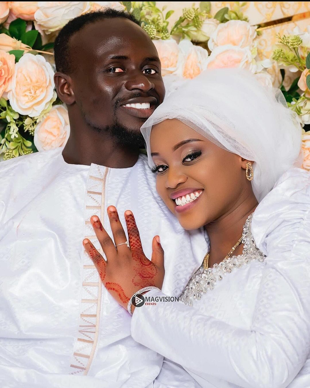 Image de Célébrités. Le mariage de Sadio Mané et Aïcha Tamba, célébré en grande discrétion le dimanche 7 janvier 2024, est une véritable ode à l'amour et à la tradition. L'union de ces deux âmes sœurs, originaire de la même région du Sénégal, la Casamance, est un événement qui fascine et émeut, tant pour leur parcours personnel que pour ce qu’ils représentent ensemble. La Rencontre et le Parcours de Sadio Mané Sadio Mané, célèbre footballeur international sénégalais, a conquis le monde du football par son talent, sa vitesse et son humilité. Originaire d'un petit village en Casamance, il a gravi les échelons pour devenir l'un des joueurs les plus respectés et admirés de sa génération. Son parcours est marqué par une ascension fulgurante, des ruelles poussiéreuses de son village natal aux stades les plus prestigieux du monde. Aïcha Tamba, Une Jeune Femme de Valeur Aïcha, quant à elle, est la fille d'un architecte renommé de la région. Elle a grandi dans un environnement où l'art, la culture et l'éducation ont une place prépondérante. Brillante et dotée d'un esprit vif, Aïcha a suivi des études supérieures, représentant un modèle pour les jeunes filles de sa région. Une Union Symbolique Leur mariage ne fut pas seulement la célébration de leur amour, mais aussi un symbole fort pour la jeunesse de Casamance et du Sénégal. Il représente l'espoir, la réussite à travers le travail acharné et l'importance de rester connecté à ses racines. La Cérémonie La cérémonie s'est tenue dans l'intimité, respectant les traditions sénégalaises. Les photos publiées le lendemain révèlent un couple rayonnant de bonheur. Sadio, dans son élégance naturelle, et Aïcha, rayonnante, incarnent une modernité ancrée dans le respect des traditions. Réactions et Répercussions L'annonce de leur mariage a provoqué un véritable raz-de-marée sur les réseaux sociaux. Fans de football, personnalités publiques, et anonymes ont partagé leur joie et leurs félicitations au couple. Ce mariage souligne également l'importance des modèles positifs pour la jeunesse africaine. Sadio et Aïcha, chacun dans leur domaine, démontrent que le succès et l'intégrité sont possibles. L'Engagement Social de Sadio Mané Sadio Mané est connu pour son engagement social. Il a investi dans de nombreux projets pour améliorer les conditions de vie dans son village natal et au-delà. Son mariage avec Aïcha semble renforcer cet engagement, laissant présager de futures initiatives philanthropiques du couple. L'Impact sur le Football et la Culture L'impact de ce mariage va au-delà du simple fait divers. Il souligne le rôle des sportifs comme ambassadeurs culturels. Sadio Mané, à travers son mariage, promeut la culture sénégalaise et africaine sur la scène internationale. L'Avenir du Couple Le couple Mané représente un nouveau chapitre, à la fois pour eux et pour la jeunesse qu’ils inspirent. Leur parcours est un témoignage de la possibilité de conjuguer réussite personnelle, professionnelle et engagement social. Réflexion sur le Mariage et les Valeurs Le mariage de Sadio Mané et Aïcha Tamba soulève des questions importantes sur la célébrité, la tradition, et l’impact social des personnalités publiques. Leur union, tout en restant fidèle aux racines et aux valeurs culturelles, apporte un souffle nouveau et moderne. En définitive, le mariage de Sadio Mané et Aïcha Tamba est bien plus qu'un événement people. C'est une source d'inspiration, un pont entre tradition et modernité, et un exemple de l'impact positif que peuvent avoir les personnalités publiques. À travers leur parcours, leur union et leurs engagements, ils illustrent la richesse et la diversité de la culture africaine. En regardant vers l'avenir, on peut se demander comment ce couple influencera la prochaine génération, non seulement au Sénégal mais à travers toute l'Afrique. Quel impact pensez-vous que Sadio Mané et Aïcha Tamba auront sur les jeunes générations, tant sur le plan culturel que sur le plan de l'engagement social ?