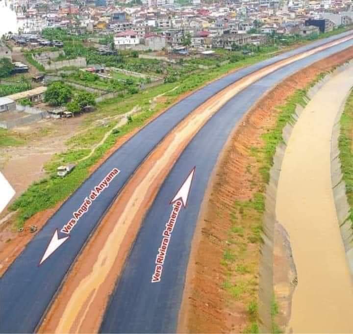 Image de Société. La nouvelle concernant l'ouverture imminente de plusieurs infrastructures routières majeures dans la ville a suscité un vif intérêt et des attentes palpables parmi les résidents, les entreprises et les autorités locales. L'événement marquant, prévu dès demain à 11h, est l'ouverture tant attendue du 4ème pont, du tunnel d'Abobo, de la voie Y4, de la route de Dabou, de la route de la prison civile et de l'échangeur de Macaci. Cette série d'ouvertures simultanées représente une avancée majeure dans le développement infrastructurel de la région, promettant de remodeler le paysage urbain, d'améliorer la connectivité et de dynamiser l'économie locale. Le 4ème pont, un projet d'envergure longtemps attendu, est destiné à décongestionner le trafic sur les voies existantes en offrant une nouvelle route entre les quartiers densément peuplés, facilitant ainsi la circulation des personnes et des marchandises. Avec sa conception moderne et ses normes de sécurité élevées, le pont est également un symbole de progrès et d'ingénierie avancée dans la région. De manière similaire, l'achèvement du tunnel d'Abobo représente une percée dans la gestion du trafic, offrant une alternative efficace aux embouteillages notoires de la région. Ce tunnel souterrain est conçu pour améliorer la fluidité du trafic et réduire les temps de trajet, offrant une solution durable aux défis de mobilité auxquels la ville était confrontée. La voie Y4, la route de Dabou, ainsi que celle de la prison civile, constituent des ajouts cruciaux au réseau routier existant, ouvrant de nouvelles voies vers des destinations clés et des zones périphériques. Ces améliorations contribueront non seulement à une meilleure accessibilité mais favoriseront également le développement économique des régions jusqu'alors moins connectées. L'échangeur de Macaci, par sa conception sophistiquée, sera un point névralgique où plusieurs itinéraires se croiseront, facilitant les déplacements et réduisant les risques d'engorgement aux heures de pointe. Son ouverture promet d'améliorer de manière significative l'efficacité des déplacements, tout en offrant une plus grande sécurité aux usagers de la route. L'impact de ces ouvertures ne se limite pas seulement à la sphère de la mobilité. Elles sont également susceptibles de stimuler le développement économique local, en ouvrant de nouvelles opportunités pour le commerce, en facilitant l'accès aux zones commerciales et industrielles, et en favorisant la croissance des entreprises grâce à une meilleure connectivité. En outre, ces nouvelles infrastructures vont probablement entraîner une hausse de la valeur immobilière dans les zones environnantes, attirant des investissements et des développements immobiliers, et offrant ainsi de nouvelles options de logement et de vie aux résidents. Cependant, malgré les avantages évidents de ces développements, il est essentiel de prendre en compte les aspects environnementaux et sociaux. L'augmentation du trafic pourrait avoir un impact sur l'environnement local, accentuant la pollution et la pression sur les ressources naturelles. Des mesures adéquates devraient être mises en place pour atténuer ces effets négatifs, notamment par la promotion de modes de transport durables et la conservation de l'environnement naturel avoisinant. Enfin, ces inaugurations illustrent la capacité de la collaboration entre le gouvernement, les entreprises privées et les citoyens à concrétiser des projets d'infrastructure d'envergure. Elles témoignent de l'importance d'une planification urbaine stratégique et de la vision à long terme pour répondre aux besoins croissants d'une population en expansion et pour soutenir la croissance durable des villes modernes. En conclusion, l'ouverture prochaine du 4ème pont, du tunnel d'Abobo, de la voie Y4, de la route de Dabou, de la route de la prison civile et de l'échangeur de Macaci représente un jalon significatif dans le développement de l'infrastructure urbaine. Ces projets promettent non seulement de transformer le paysage routier, mais également de stimuler la croissance économique, tout en soulignant l'importance de la durabilité et de la planification stratégique pour l'avenir des villes.