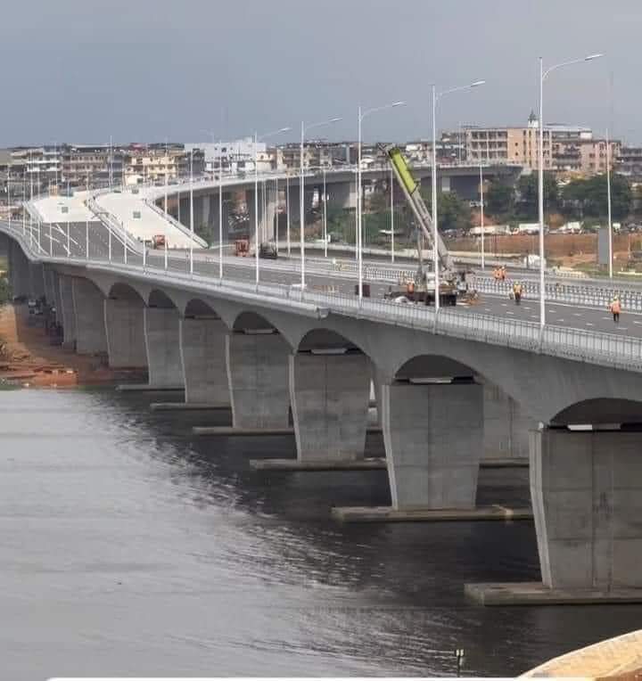 Deuxième Image de Société. La nouvelle concernant l'ouverture imminente de plusieurs infrastructures routières majeures dans la ville a suscité un vif intérêt et des attentes palpables parmi les résidents, les entreprises et les autorités locales. L'événement marquant, prévu dès demain à 11h, est l'ouverture tant attendue du 4ème pont, du tunnel d'Abobo, de la voie Y4, de la route de Dabou, de la route de la prison civile et de l'échangeur de Macaci. Cette série d'ouvertures simultanées représente une avancée majeure dans le développement infrastructurel de la région, promettant de remodeler le paysage urbain, d'améliorer la connectivité et de dynamiser l'économie locale. Le 4ème pont, un projet d'envergure longtemps attendu, est destiné à décongestionner le trafic sur les voies existantes en offrant une nouvelle route entre les quartiers densément peuplés, facilitant ainsi la circulation des personnes et des marchandises. Avec sa conception moderne et ses normes de sécurité élevées, le pont est également un symbole de progrès et d'ingénierie avancée dans la région. De manière similaire, l'achèvement du tunnel d'Abobo représente une percée dans la gestion du trafic, offrant une alternative efficace aux embouteillages notoires de la région. Ce tunnel souterrain est conçu pour améliorer la fluidité du trafic et réduire les temps de trajet, offrant une solution durable aux défis de mobilité auxquels la ville était confrontée. La voie Y4, la route de Dabou, ainsi que celle de la prison civile, constituent des ajouts cruciaux au réseau routier existant, ouvrant de nouvelles voies vers des destinations clés et des zones périphériques. Ces améliorations contribueront non seulement à une meilleure accessibilité mais favoriseront également le développement économique des régions jusqu'alors moins connectées. L'échangeur de Macaci, par sa conception sophistiquée, sera un point névralgique où plusieurs itinéraires se croiseront, facilitant les déplacements et réduisant les risques d'engorgement aux heures de pointe. Son ouverture promet d'améliorer de manière significative l'efficacité des déplacements, tout en offrant une plus grande sécurité aux usagers de la route. L'impact de ces ouvertures ne se limite pas seulement à la sphère de la mobilité. Elles sont également susceptibles de stimuler le développement économique local, en ouvrant de nouvelles opportunités pour le commerce, en facilitant l'accès aux zones commerciales et industrielles, et en favorisant la croissance des entreprises grâce à une meilleure connectivité. En outre, ces nouvelles infrastructures vont probablement entraîner une hausse de la valeur immobilière dans les zones environnantes, attirant des investissements et des développements immobiliers, et offrant ainsi de nouvelles options de logement et de vie aux résidents. Cependant, malgré les avantages évidents de ces développements, il est essentiel de prendre en compte les aspects environnementaux et sociaux. L'augmentation du trafic pourrait avoir un impact sur l'environnement local, accentuant la pollution et la pression sur les ressources naturelles. Des mesures adéquates devraient être mises en place pour atténuer ces effets négatifs, notamment par la promotion de modes de transport durables et la conservation de l'environnement naturel avoisinant. Enfin, ces inaugurations illustrent la capacité de la collaboration entre le gouvernement, les entreprises privées et les citoyens à concrétiser des projets d'infrastructure d'envergure. Elles témoignent de l'importance d'une planification urbaine stratégique et de la vision à long terme pour répondre aux besoins croissants d'une population en expansion et pour soutenir la croissance durable des villes modernes. En conclusion, l'ouverture prochaine du 4ème pont, du tunnel d'Abobo, de la voie Y4, de la route de Dabou, de la route de la prison civile et de l'échangeur de Macaci représente un jalon significatif dans le développement de l'infrastructure urbaine. Ces projets promettent non seulement de transformer le paysage routier, mais également de stimuler la croissance économique, tout en soulignant l'importance de la durabilité et de la planification stratégique pour l'avenir des villes.