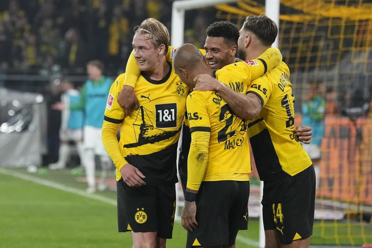 Image de Football. Standard a fait match nul 3-3 contre Dortmund lors d'un match amical, où les locaux ont souffert et les erreurs ont marqué le match nul allemand. Nous vous remercions de suivre la diffusion en direct sur le site VAVEL.COM. Nous espérons que vous avez apprécié le match amical entre Borussia Dortmund et Standard Liège. Continuez à visiter le portail VAVEL pour rester informé de toutes les informations qui émergent tout au long de la journée. Le match s'est terminé sur un score de 3-3, avec des moments cruciaux, dont le dernier but marqué par Samuel Bamba de Dortmund à la 89e minute pour égaliser. Tout au long du match, nous avons vu des moments passionnants, des cartons jaunes, des changements de joueurs et des buts spectaculaires. À la 80e minute, Ibe Hautekiet de Dortmund a reçu un carton jaune, illustrant l'intensité du match. Stipe Perica de Standard a profité d'une erreur défensive et d'un rebond du gardien pour reprendre l'avantage à la 76e minute. Antonios Papadopoulos a égalisé pour Dortmund à la 71e minute, exploitant le rebond dans la surface. Wilfried Kanga a ensuite marqué pour Standard à la 60e minute, mettant son équipe en tête après une belle action. Le match a été rythmé par des moments forts, des attaques soutenues, des tentatives manquées et des moments de suspense. Le changement de joueurs de part et d'autre a également ajouté de la variété et de l'excitation au jeu. Le deuxième mi-temps a débuté avec des substitutions des deux côtés, montrant la volonté des entraîneurs d'apporter des changements tactiques et de renforcer leur équipe. La première mi-temps s'est terminée sur un score de 1-1, avec des moments notables tels que le but de Wilfried Kanga de Standard à la 36e minute pour égaliser. Thomas Meunier de Dortmund avait ouvert le score à la 16e minute d'une tête précise. Les Belges ont montré des signes de reprise dans les dernières minutes de la première mi-temps, cherchant à répondre au but précoce de Dortmund. Hayao Kawabe a tenté un tir de loin, mais il est passé à côté. Le match a débuté avec les Allemands prenant possession du ballon, montrant leur intention de dominer le jeu dès le départ. Les Belges ont eu du mal à conserver le ballon et à générer des occasions de danger. Les deux équipes ont pris le terrain à Banús Football Center dans une atmosphère électrique, avec une grande affluence. Le prochain match de Dortmund est contre SV Darmstadt 98 le 13 janvier en Bundesliga allemande. En résumé, le match amical entre Borussia Dortmund et Standard Liège a offert un spectacle palpitant aux fans, avec des moments clés, des buts spectaculaires et une compétition féroce. Nous espérons que vous avez apprécié notre couverture en direct du match. Qu'avez-vous pensé des performances des deux équipes et quels sont vos pronostics pour leurs prochains matchs?