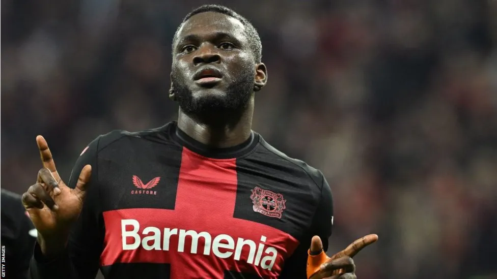 Image de Football. La perte de l'attaquant de Bayer Leverkusen, Victor Boniface, pour la Coupe d'Afrique des Nations (CAN) 2023 est un coup dur pour les préparatifs de l'équipe nationale du Nigeria. À seulement 23 ans, Boniface devient le dernier joueur des Super Eagles à subir une blessure avant le tournoi, qui commence le 13 janvier à Abidjan. L'attaquant de Nice, Terem Moffi, a été appelé pour remplacer Boniface, en attendant l'approbation de la Confédération Africaine de Football (CAF) et un accord avec son club de la Ligue 1 française. Boniface rejoint ainsi la liste croissante des joueurs nigérians contraints de manquer la CAN 2023 en raison de blessures, y compris l'attaquant de Nottingham Forest, Taiwo Awoniyi, et le milieu de terrain de Leicester City, Wilfred Ndidi. Kelechi Iheanacho, coéquipier de Ndidi à Leicester, qui a manqué le camp d'entraînement des Super Eagles, devrait rejoindre le reste de l'équipe en Côte d'Ivoire. Un manque considérable pour le Nigeria Boniface a été en bonne forme pour son club allemand cette saison, avec 10 buts et sept passes décisives en Bundesliga. Il est également en lice pour être nommé rookie du mois de Bundesliga pour la cinquième fois consécutive. Il a contracté sa blessure lors du camp d'entraînement du Nigeria à Abu Dhabi et était absent lors de la défaite amicale 2-0 des Super Eagles contre la Guinée lundi. Il a exprimé sa déception à ses abonnés sur les réseaux sociaux, ayant également manqué la Coupe d'Afrique des Nations des moins de 20 ans à cause d'une blessure. Le Nigeria commence sa quête pour un quatrième titre de la CAN dans un match du groupe A contre la Guinée équatoriale le 14 janvier. Les Ouest-Africains affronteront également les hôtes de la Côte d'Ivoire et la Guinée-Bissau en phase de groupes. L'impact de l'absence de Boniface se fera probablement sentir, étant donné ses performances exceptionnelles avec Leverkusen. Sa capacité à trouver le chemin des filets et sa présence sur le terrain auraient été des atouts majeurs pour les Super Eagles. Cependant, le football est un jeu d'équipe, et c'est l'occasion pour d'autres joueurs de se faire remarquer. La présence de Moffi, qui a été appelé pour remplacer Boniface, pourrait s'avérer cruciale. Ayant démontré son talent en Ligue 1, il a l'opportunité de faire une impression durable sur la scène africaine. La blessure de Boniface soulève des questions sur la préparation et la gestion des joueurs des équipes nationales. Les joueurs africains, en particulier, font face à des calendriers chargés, jonglant entre les engagements de leurs clubs et les responsabilités nationales. Cela met en lumière l'importance de la gestion des joueurs et de la prévention des blessures, surtout avant des tournois majeurs comme la CAN. La CAN 2023 promet d'être un événement passionnant, avec plusieurs équipes ayant le potentiel de remporter le titre. Pour le Nigeria, l'objectif est clair : remporter leur quatrième titre. Avec un mélange de jeunes talents et d'expérience, ils sont certainement l'une des équipes à surveiller. En ce qui concerne la compétition, la Côte d'Ivoire, en tant qu'hôte, bénéficiera du soutien de son public. Avec des joueurs de classe mondiale dans leur effectif, ils seront une force redoutable. La Guinée équatoriale et la Guinée-Bissau, bien que considérées comme des outsiders, ont le potentiel de créer des surprises. La phase de groupes sera cruciale pour déterminer le parcours des équipes dans le tournoi. Chaque match sera crucial et la marge d'erreur sera minime. Pour le Nigeria, la gestion de leur liste de joueurs blessés et l'intégration des remplaçants seront des facteurs clés. Les tactiques et les stratégies seront également essentielles. Les entraîneurs devront être astucieux dans leurs choix et leurs changements de jeu pour s'adapter aux différentes équipes et situations. La CAN a toujours été un tournoi où les surprises sont monnaie courante, et cette édition ne sera probablement pas différente. L'absence de joueurs clés comme Boniface, Awoniyi et Ndidi offre une chance à d'autres de briller. Cela pourrait être l'occasion pour des joueurs moins connus de se faire un nom sur la scène internationale. Le tournoi offrira sans doute des moments mémorables, des buts spectaculaires et des histoires passionnantes. En conclusion, bien que la perte de Victor Boniface soit un coup dur pour le Nigeria, cela offre l'occasion à d'autres joueurs de se montrer. Le tournoi promet d'être passionnant, avec de nombreuses équipes ayant une chance de remporter le prestigieux trophée. Quels joueurs pensez-vous qu'il faudra surveiller pendant ce tournoi, et quelle équipe a, selon vous, le potentiel de surprendre tout le monde et de remporter la CAN 2023 ?