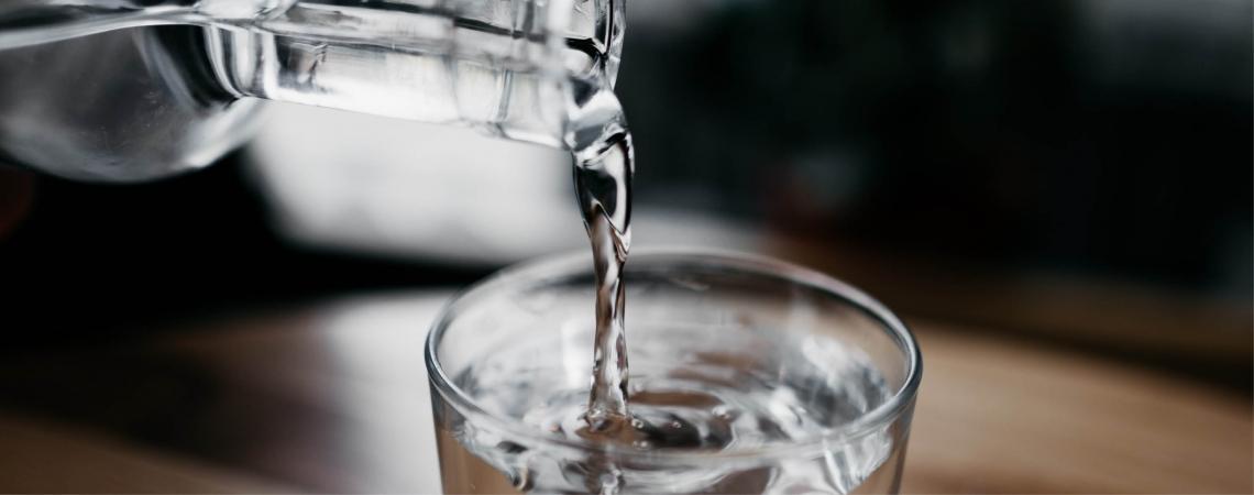 Image de Santé. Depuis des années, les professionnels de la santé nous rappellent l'importance cruciale de maintenir une hydratation adéquate. Les recommandations varient, mais la règle des "huit verres d'eau par jour" a longtemps été considérée comme une norme générale. Cependant, au fil du temps, j'ai compris que la quantité idéale d'eau dépend de plusieurs facteurs, notamment le poids, l'activité physique, le climat et la santé globale. Mon Parcours Personnel Au début de mon engagement envers un mode de vie plus sain, j'ai suivi scrupuleusement les recommandations traditionnelles. Je mesurais ma consommation d'eau en fonction de verres standard, cherchant à atteindre le quota quotidien fixe. Cependant, je me suis vite rendu compte que cette approche ne prenait pas en compte les besoins individuels. À mesure que je devenais plus conscient de mon corps et de ses signaux, j'ai commencé à ajuster ma consommation d'eau en fonction de ma soif. Écouter mon corps est devenu une partie intégrante de ma quête d'hydratation optimale. L'idée que chaque individu a des besoins différents en matière d'hydratation a été une révélation pour moi. L'influence de l'Activité Physique Mon niveau d'activité physique a également joué un rôle majeur dans la détermination de mes besoins en eau. Les jours d'exercice intense, je ressentais une soif plus prononcée et savais intuitivement que je devais augmenter ma consommation d'eau. Comprendre comment l'activité physique impacte mes besoins hydriques a été un tournant dans ma démarche vers une hydratation consciente. Le Mythe de la Déshydratation Subtile Une idée fausse courante est que la déshydratation subtile peut passer inaperçue. Pourtant, en écoutant attentivement mon corps, j'ai appris à reconnaître les signaux ténus de la soif, tels que la bouche sèche, la fatigue inhabituelle et des maux de tête légers. Ces signes subtils m'ont encouragé à rester hydraté de manière proactive, plutôt que de réagir uniquement lorsque la soif se faisait sentir de manière intense. Les Effets de la Consommation Excessive d'Eau Tout comme la déshydratation peut avoir des conséquences néfastes, la surhydratation peut également présenter des risques pour la santé. J'ai découvert que la consommation excessive d'eau peut entraîner une dilution des électrolytes dans le corps, conduisant à l'hyponatrémie. Comprendre l'importance de l'équilibre est essentiel pour maintenir une hydratation saine et éviter les complications inutiles. Facteurs Environnementaux et Climatiques Le climat dans lequel je vis a également eu un impact significatif sur ma consommation d'eau quotidienne. Dans des environnements chauds et humides, la transpiration accrue nécessite une augmentation de la consommation d'eau pour compenser les pertes hydriques. Adapter ma consommation en fonction des saisons et des conditions météorologiques a été un élément clé de mon approche personnalisée de l'hydratation. Conseils Pratiques pour une Hydratation Optimale 1. Écoutez votre corps : Apprenez à reconnaître les signes de soif subtile et ajustez votre consommation en conséquence. 2. Adaptez-vous à votre style de vie : Considérez votre niveau d'activité physique, votre environnement et votre santé globale pour déterminer vos besoins hydriques. 3. Évitez la surhydratation :Ne forcez pas la consommation excessive d'eau. Respectez les signaux de votre corps pour maintenir l'équilibre hydrique. Mon voyage vers une hydratation optimale a été parsemé de découvertes, d'ajustements et d'une compréhension plus profonde de mes besoins individuels. La consommation d'eau ne devrait pas être un concept universel, mais plutôt une pratique personnalisée en fonction de nos corps uniques et de nos modes de vie. En écoutant mon corps, en m'adaptant à mes besoins changeants et en rejetant les mythes persistants, j'ai trouvé l'équilibre hydrique qui fonctionne le mieux pour moi. En fin de compte, l'hydratation consciente est une clé essentielle pour soutenir notre bien-être physique et mental.