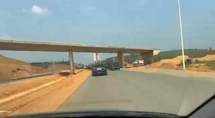 Image de Société. L'inauguration de la voie Y4 reliant le rond-point d'Akouedo au stade d'Ébimpé représente bien plus qu'une simple extension routière. Cette ouverture à la circulation symbolise un jalon significatif dans le développement infrastructurel et urbanistique d'une région longtemps en attente de connexions routières améliorées et de meilleures opportunités de mobilité. D'une importance capitale pour la métropole, cette nouvelle voie non seulement améliore la fluidité du trafic, mais également stimule le développement économique, favorise l'intégration sociale et redéfinit le paysage urbain. En effet, son impact dépasse largement le simple déplacement des véhicules ; il s'étend vers de vastes implications sociales, économiques et environnementales. Sur le plan de la mobilité, l'ouverture de cette voie permet de désengorger les artères existantes et offre aux habitants, aux travailleurs et aux visiteurs une alternative plus rapide et plus efficace pour se déplacer d'un point à un autre. Cette accessibilité accrue a un impact direct sur la vie quotidienne des résidents, en réduisant les temps de trajet et en améliorant la connectivité entre les différents quartiers et zones d'activités. Par ailleurs, cette nouvelle route contribue à renforcer les liens économiques en facilitant le transport des biens et des marchandises. En offrant une voie de communication plus fluide entre les zones commerciales, industrielles et résidentielles, elle encourage le commerce local et régional, favorisant ainsi la croissance économique et la création d'emplois. En matière d'inclusion sociale, l'ouverture de cette voie élargit l'accès aux services publics tels que les écoles, les centres de santé et les espaces de loisirs. Elle réduit également les barrières physiques qui limitaient auparavant l'interaction entre les communautés, favorisant ainsi un sentiment accru de cohésion sociale et de solidarité. Sur le plan environnemental, la conception de cette voie a probablement pris en compte des mesures visant à minimiser son impact sur les écosystèmes environnants. La mise en place d'infrastructures écologiques, telles que des passages pour la faune, la plantation d'arbres le long des accotements et l'intégration de technologies durables dans la construction, contribue à atténuer l'empreinte écologique de cette extension routière. En outre, cette nouvelle voie pourrait également servir de catalyseur pour le développement futur de la région. Elle peut attirer de nouveaux investissements, encourager la construction de logements, de centres commerciaux et d'autres infrastructures, stimulant ainsi le développement urbain et l'expansion de la zone environnante. L'inauguration de la voie Y4 du rond-point d'Akouedo au stade d'Ébimpé incarne donc bien plus qu'une simple extension routière. Elle représente une avancée majeure dans la transformation socio-économique de la région, offrant de nouvelles opportunités et perspectives aux habitants, aux entreprises et à l'environnement local. Son impact positif continuera de se faire ressentir à travers une mobilité améliorée, une économie renforcée, une société plus inclusive et un engagement envers un développement durable.