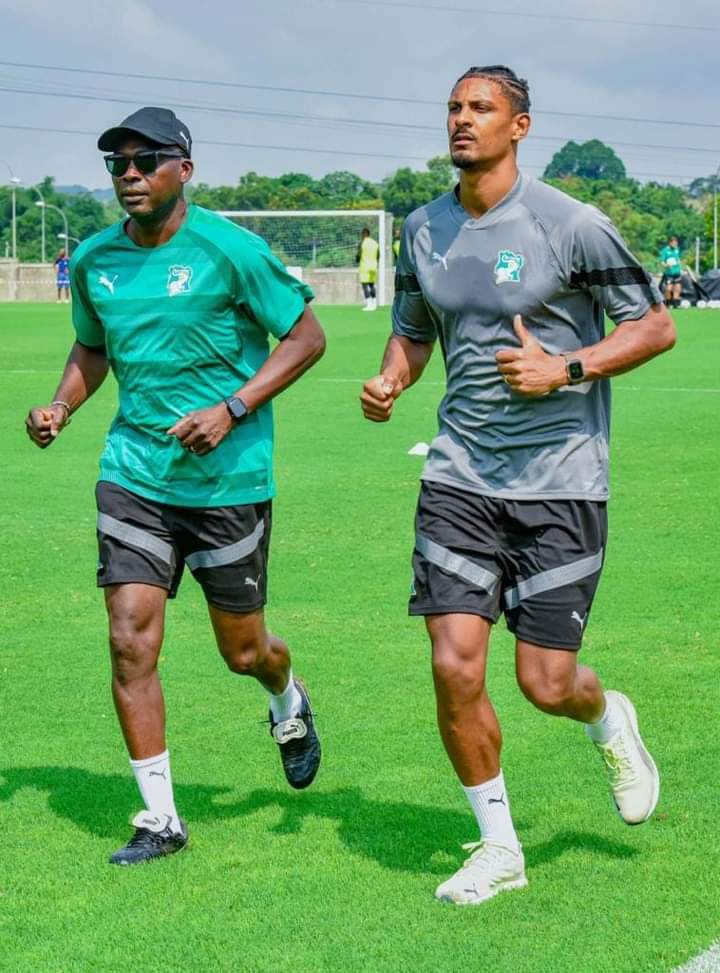 Deuxième Image de Football. La participation de Sébastien Haller à l'entraînement du mardi 9 janvier 2024 a suscité un regain d'espoir au sein de l'équipe nationale de football de Côte d'Ivoire, les Éléphants. Étant incertain en raison d'une blessure, la présence de l'attaquant émérite parmi ses coéquipiers a été un soulagement pour les fans et les observateurs du football ivoirien. Depuis son arrivée à l'entraînement, les signes de récupération de la blessure de Haller sont encourageants, laissant entrevoir la possibilité d'un retour imminent sur les terrains de jeu. Sa présence lors des séances d'entraînement suggère un progrès significatif dans sa convalescence. Cependant, malgré ces avancées prometteuses, le doute persiste quant à sa participation effective au match d'ouverture de la Coupe d'Afrique des Nations 2023, programmé le 13 janvier 2024 contre la Guinée-Bissau. Le retour potentiel de Haller revêt une importance capitale pour les Éléphants, étant donné son impact indéniable sur le jeu et ses performances impressionnantes lors des précédentes compétitions. Sa présence sur le terrain pourrait être déterminante pour l'élan initial de l'équipe ivoirienne dans ce tournoi continental prestigieux. Au-delà de l'enjeu sportif, la situation de Haller incarne l'histoire inspirante d'un joueur déterminé à surmonter les obstacles. Sa persévérance face à l'adversité et son engagement indéfectible envers la récupération témoignent de sa passion pour le football et de son désir ardent de représenter son pays au plus haut niveau. L'entraîneur et le staff médical des Éléphants de Côte d'Ivoire surveillent de près l'évolution de la condition physique de Haller, travaillant en étroite collaboration pour évaluer sa disponibilité pour le match inaugural de la CAN 2023. Les séances de rééducation intensives et les soins personnalisés semblent porter leurs fruits, mais la prudence reste de mise quant à une réintégration précipitée dans la compétition. La participation de Sébastien Haller à la CAN 2023 ne se limite pas à son rôle en tant que joueur étoile. Sa présence symbolise également l'unité et la fierté nationale pour les supporters, qui voient en lui un représentant exemplaire de la détermination et du talent ivoiriens. En attendant une décision finale sur sa participation au match d'ouverture, l'excitation et l'incertitude planent dans l'air. Les supporteurs ivoiriens et les observateurs du football africain retiennent leur souffle, espérant voir Haller fouler à nouveau les pelouses et contribuer au succès des Éléphants dans cette compétition prestigieuse. En conclusion, la présence de Sébastien Haller à l'entraînement du 9 janvier 2024 a ravivé l'espoir autour de sa participation à la Coupe d'Afrique des Nations 2023. Son rétablissement progressif alimente l'optimisme au sein de l'équipe nationale de Côte d'Ivoire, tout en soulevant des questions sur son implication lors du match inaugural. Sa possible présence sur le terrain représente bien plus qu'une simple contribution sportive ; elle incarne la ténacité, la fierté nationale et l'engagement d'un joueur hors pair pour son pays.