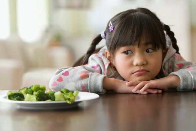 Image de Cuisine. Faites-vous partie de ces personnes qui n'aiment pas les légumes ? Une interrogation en apparence anodine, mais qui soulève des aspects complexes liés à nos habitudes alimentaires, à notre éducation, et même à notre santé. Au fil des années, j'ai pris conscience de l'importance de cette catégorie d'aliments, mais ma relation avec les légumes a connu des hauts et des bas. Dans cette production, je vais partager mon expérience personnelle, explorer les raisons derrière le rejet initial des légumes, discuter des implications pour la santé, et enfin, aborder les stratégies que j'ai adoptées pour surmonter cette aversion. Mon histoire avec les légumes a débuté dans l'enfance, une période où les carottes semblaient être mes ennemies jurées et les épinards, des envahisseurs indésirables sur mon assiette. Comme beaucoup d'enfants, je préférais largement les aliments sucrés et les snacks salés aux couleurs vibrantes des légumes. Mes parents, soucieux de mon bien-être, essayaient différentes tactiques pour m'inciter à les apprécier. Cependant, leurs efforts étaient souvent vains, et ma palette gustative restait résolument fermée à ces produits de la terre. Au fil des années, cette aversion a persisté, façonnant mes choix alimentaires et limitant la variété de nutriments que je consommais. Les repas étaient souvent centrés autour de protéines et de glucides, avec une contribution minimale de légumes. Les conséquences sur ma santé étaient évidentes, avec un manque de certaines vitamines et minéraux essentiels que seuls les légumes peuvent fournir en abondance. Cela m'a conduit à remettre en question mon attitude envers ces aliments naturels et à rechercher des réponses. Comprendre les raisons de mon aversion envers les légumes a été une étape cruciale dans ma démarche de changement. Certains arguments avancent que les papilles gustatives sont influencées dès le plus jeune âge, et si l'on n'est pas exposé suffisamment tôt à la diversité des saveurs des légumes, il devient difficile de les apprécier par la suite. Cependant, d'autres facteurs entrent en jeu, notamment les expériences négatives liées à la texture, à l'odeur ou même à la manière dont les légumes sont cuisinés. La publicité et la culture populaire ont également joué un rôle dans la construction de mes préjugés envers les légumes. Les médias ont souvent dépeint ces aliments comme des choix ennuyeux et peu appétissants, tandis que d'autres produits plus transformés étaient vantés comme des plaisirs indulgents. Ce conditionnement mental a contribué à perpétuer le stéréotype des légumes comme des ennemis de la satisfaction gustative, renforçant ainsi mon rejet inconscient. Pourtant, au fur et à mesure que je prenais conscience de ces influences, j'ai compris l'importance de briser ces schémas de pensée. Les légumes sont bien plus que de simples accompagnements fades ; ce sont des sources essentielles de nutriments qui peuvent améliorer significativement notre santé physique et mentale. Les fibres, les vitamines, les minéraux et les antioxydants présents dans les légumes jouent un rôle crucial dans le maintien d'un corps sain et équilibré. Ce constat a été un véritable déclic dans ma quête pour réconcilier mon palais avec ces trésors nutritionnels. Changer ses habitudes alimentaires demande du temps, de la patience et de la persévérance. Mon voyage vers l'appréciation des légumes a débuté par des petites étapes. J'ai commencé par introduire des légumes que je trouvais plus acceptables sur le plan gustatif, puis j'ai progressivement élargi ma palette en explorant de nouvelles recettes et techniques de cuisson. Les épices et les sauces ont également joué un rôle crucial dans la transformation de l'expérience culinaire des légumes, les rendant plus attrayants et savoureux. Une autre approche que j'ai adoptée est celle de la découverte des variétés de légumes disponibles sur le marché. En expérimentant avec des produits locaux et de saison, j'ai découvert des saveurs et des textures insoupçonnées qui ont enrichi mes repas. L'achat de produits frais auprès de marchés locaux a non seulement amélioré la qualité de mes repas, mais a également renforcé ma connexion avec la communauté et l'environnement. L'éducation alimentaire a également été un élément crucial de mon parcours. Apprendre davantage sur les bienfaits spécifiques de chaque légume, comprendre leur impact sur la santé et le bien-être, m'a motivé à les intégrer de manière consciente dans mon alimentation quotidienne. Cette connaissance a renforcé ma conviction que manger des légumes ne devrait pas être perçu comme une obligation, mais plutôt comme un acte d'amour envers mon propre corps. En fin de compte, ma transformation personnelle en tant que mangeur de légumes a été un processus évolutif. Cela ne s'est pas fait du jour au lendemain, mais chaque petite victoire a renforcé ma détermination à embrasser cette composante essentielle d'une alimentation équilibrée. Aujourd'hui, je peux affirmer avec conviction que je ne fais plus partie de ces personnes qui n'aiment pas les légumes. Au contraire, je les considère comme des alliés indispensables dans ma quête d'une vie saine et épanouissante. En conclusion, le débat sur l'amour ou le rejet des légumes est bien plus qu'une simple question de préférence alimentaire. C'est une exploration profonde de nos habitudes, de nos influences culturelles et de notre relation avec la nourriture. En partageant mon expérience, j'espère encourager ceux qui se reconnaissent dans mon ancienne aversion envers les légumes à entreprendre un voyage similaire. Les bienfaits pour la santé et le bien-être qui en découlent valent largement l'effort de surmonter les barrières gustatives initiales. Après tout, il n'est jamais trop tard pour découvrir et apprécier les délices que la nature nous offre à travers les légumes.