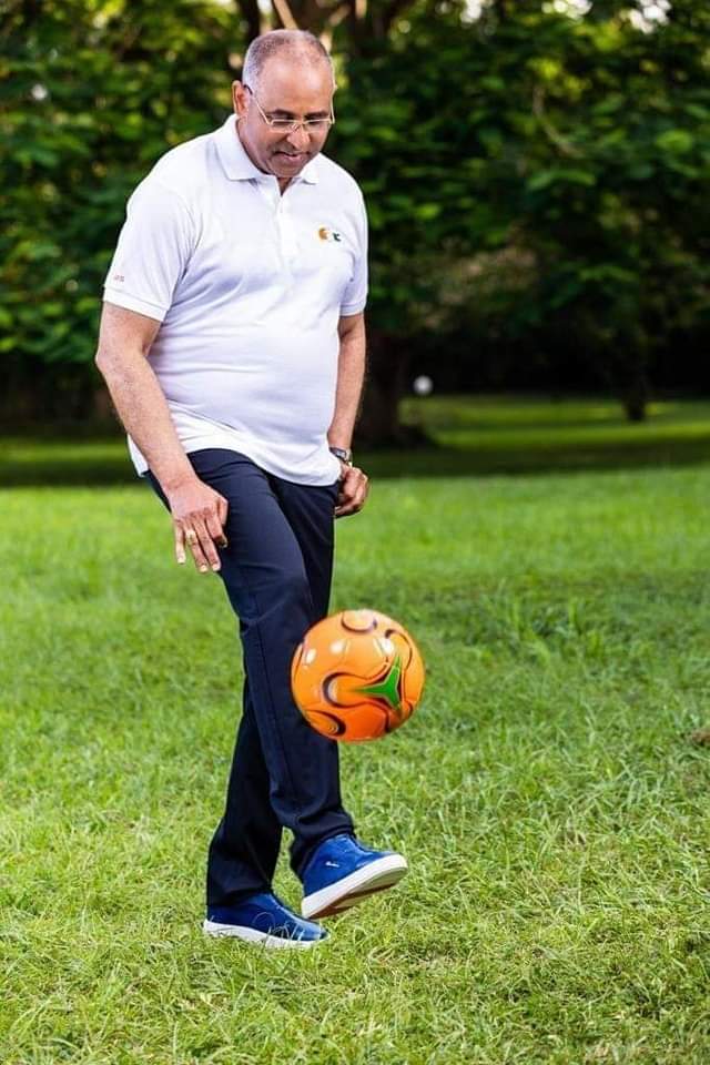 Deuxième Image de Football. L'ancien Premier ministre Achi Patrick, homme politique chevronné et figure éminente de la scène ivoirienne, a récemment lancé un appel passionné en faveur de la réussite de la Coupe d'Afrique des Nations 2023 (#CAN2023). Dans ses propos, il a exprimé son vif désir de voir cet événement sportif se transformer en un moment magnifique et mémorable pour la Côte d'Ivoire, mettant en avant la performance exceptionnelle de l'équipe nationale de football, les Eléphants. Achy Patrick, fort de son expérience en tant que Prei mier ministre, comprend l'importance non seulement du succès sportif, mais aussi de l'impact économique et social que peut avoir un événement d'une telle envergure. Il a souligné que la CAN 2023 offre une occasion unique de renforcer la cohésion nationale, de promouvoir le tourisme et de stimuler le développement économique. Dans son discours, l'ex-Premier ministre a abordé plusieurs aspects clés qui, selon lui, contribueront au succès de la CAN 2023. Tout d'abord, il a mis en avant l'importance de l'organisation logistique, soulignant la nécessité d'une planification minutieuse pour garantir le bon déroulement de l'événement. Il a plaidé en faveur d'une collaboration étroite entre les autorités locales, les organisations sportives et les entreprises privées pour assurer la fluidité des opérations. Par ailleurs, Achy Patrick a souligné l'importance des infrastructures sportives de qualité. Il a encouragé les investissements dans la rénovation et la construction de stades modernes, offrant ainsi une expérience inoubliable aux spectateurs et aux joueurs. Ces infrastructures, selon lui, peuvent également servir de catalyseur pour le développement futur du sport en Côte d'Ivoire. En mettant l'accent sur l'impact économique, l'ancien Premier ministre a souligné les opportunités commerciales que la CAN 2023 pourrait générer. Il a encouragé les entrepreneurs locaux à capitaliser sur cet événement en proposant des produits et services adaptés aux besoins des visiteurs et des fans de football. De plus, il a suggéré que des initiatives de marketing et de promotion soient mises en place pour maximiser la visibilité de la Côte d'Ivoire sur la scène internationale. Achy Patrick a également souligné l'importance de la sécurité pendant la compétition. Il a insisté sur la nécessité de mettre en place des mesures de sécurité efficaces pour garantir la protection des participants et des supporters. Une coopération étroite avec les forces de sécurité nationales et internationales a été recommandée pour assurer le bon déroulement de l'événement sans incidents majeurs. En ce qui concerne l'équipe nationale, les Eléphants, l'ancien Premier ministre a exprimé sa confiance dans leur capacité à exceller sur le terrain. Il a encouragé les joueurs à se préparer de manière rigoureuse et à incarner l'esprit de l'unité nationale. Achy Patrick a souligné que le succès de l'équipe aurait un impact positif sur le moral du pays et renforcerait le sentiment de fierté nationale. En conclusion, l'appel vibrant de l'ex-Premier ministre Achy Patrick pour faire de la CAN 2023 un événement magnifique et mémorable résonne comme une invitation à l'ensemble de la nation ivoirienne. Sa vision englobe non seulement l'aspect sportif de la compétition, mais aussi les dimensions économiques, sociales et culturelles. Alors que la Côte d'Ivoire se prépare à accueillir le monde du football, les paroles inspirantes d'Achy Patrick résonnent comme un appel à l'unité nationale et à l'excellence, créant ainsi un momentum positif pour la réussite de la Coupe d'Afrique des Nations 2023.