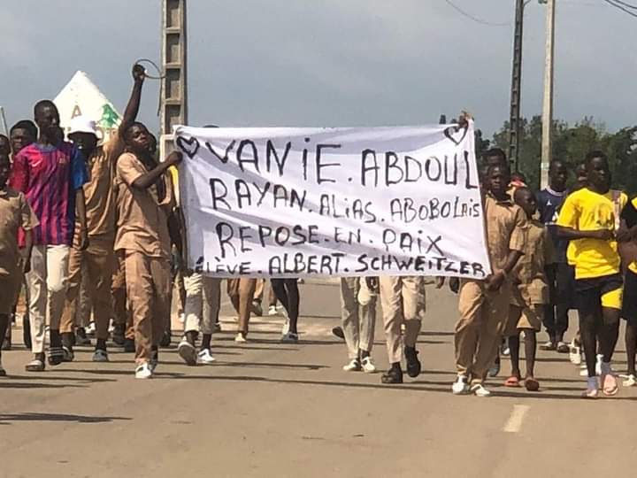 Image de Faits Divers. Suite au tragique accident de circulation survenu à Songon M'brathé, la communauté éducative du Collège Albert est profondément secouée par la perte d'un de ses élèves. Cet événement douloureux a non seulement marqué les esprits, mais a également suscité une série de réactions au sein de l'établissement. L'incident s'est déroulé de manière inattendue, laissant la communauté locale sous le choc. La victime, un élève du Collège Albert, a perdu la vie dans cet accident de la route, laissant derrière lui une famille dévastée et des camarades de classe traumatisés. Les circonstances entourant l'accident demeurent encore floues, alimentant ainsi les interrogations et les préoccupations au sein de la communauté scolaire. Face à cette tragédie, les élèves du collège se sont mobilisés pour exprimer leur douleur et leur désarroi. En signe de deuil et de solidarité envers la famille du défunt, ils ont spontanément réclamé des congés anticipés, cherchant ainsi à prendre le temps nécessaire pour faire leur deuil et surmonter le choc émotionnel qui a frappé l'établissement. Cette demande de congés anticipés a suscité diverses réactions au sein de la direction de l'école, du corps enseignant, des parents d'élèves et même des autorités locales. Certains soutiennent fermement cette initiative, comprenant l'importance de donner aux élèves l'espace émotionnel nécessaire pour faire face à la perte d'un de leurs pairs. D'autres, cependant, expriment des préoccupations quant à l'impact sur le calendrier académique et sur la nécessité de maintenir la stabilité de l'éducation des élèves. Au-delà des considérations administratives, l'accident a également mis en lumière la nécessité d'examiner de manière approfondie les questions de sécurité routière aux abords de l'école. Les autorités locales et les responsables de l'éducation sont appelés à prendre des mesures concrètes pour assurer la sécurité des élèves lors de leurs déplacements entre leur domicile et l'établissement scolaire. Des discussions ont émergé sur la possibilité de renforcer la signalisation routière, d'installer des ralentisseurs ou même d'organiser des campagnes de sensibilisation à la sécurité routière pour les élèves et les conducteurs. Dans le même temps, des professionnels de la santé mentale ont été sollicités pour apporter un soutien psychologique aux élèves et au personnel enseignant affectés par cette tragédie. Des séances de counseling et des groupes de soutien ont été mis en place pour aider les individus à surmonter le choc émotionnel et à trouver des moyens de faire face au deuil. La question des congés anticipés est devenue un sujet de débat plus large, englobant des aspects tels que le bien-être émotionnel des élèves, la gestion du deuil dans un environnement scolaire et les implications à long terme sur le climat éducatif. Certains plaident en faveur d'une approche compassionnelle, soulignant l'importance de reconnaître la réalité émotionnelle des élèves et de leur accorder le temps nécessaire pour se remettre de cette tragédie. D'un autre côté, il y a ceux qui mettent en avant l'importance de maintenir la continuité pédagogique, soulignant que des congés prolongés pourraient avoir des répercussions sur le programme académique et le rendement scolaire des élèves. Le défi consiste à trouver un équilibre entre l'empathie envers les besoins émotionnels des élèves et la nécessité de maintenir une structure éducative stable. En conclusion, l'accident de circulation à Songon M'brathé a déclenché une série d'événements et de réflexions au sein de la communauté éducative du Collège Albert. Au-delà de la tragédie elle-même, des questions cruciales sur la sécurité routière, le soutien émotionnel aux élèves et les politiques liées à la gestion du deuil ont émergé. Les prochaines étapes consisteront à trouver des solutions équilibrées qui répondent aux besoins émotionnels des élèves tout en assurant la stabilité et la qualité de l'éducation au sein de l'établissement.