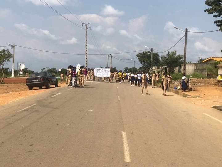 Troisième Image de Faits Divers. Suite au tragique accident de circulation survenu à Songon M'brathé, la communauté éducative du Collège Albert est profondément secouée par la perte d'un de ses élèves. Cet événement douloureux a non seulement marqué les esprits, mais a également suscité une série de réactions au sein de l'établissement. L'incident s'est déroulé de manière inattendue, laissant la communauté locale sous le choc. La victime, un élève du Collège Albert, a perdu la vie dans cet accident de la route, laissant derrière lui une famille dévastée et des camarades de classe traumatisés. Les circonstances entourant l'accident demeurent encore floues, alimentant ainsi les interrogations et les préoccupations au sein de la communauté scolaire. Face à cette tragédie, les élèves du collège se sont mobilisés pour exprimer leur douleur et leur désarroi. En signe de deuil et de solidarité envers la famille du défunt, ils ont spontanément réclamé des congés anticipés, cherchant ainsi à prendre le temps nécessaire pour faire leur deuil et surmonter le choc émotionnel qui a frappé l'établissement. Cette demande de congés anticipés a suscité diverses réactions au sein de la direction de l'école, du corps enseignant, des parents d'élèves et même des autorités locales. Certains soutiennent fermement cette initiative, comprenant l'importance de donner aux élèves l'espace émotionnel nécessaire pour faire face à la perte d'un de leurs pairs. D'autres, cependant, expriment des préoccupations quant à l'impact sur le calendrier académique et sur la nécessité de maintenir la stabilité de l'éducation des élèves. Au-delà des considérations administratives, l'accident a également mis en lumière la nécessité d'examiner de manière approfondie les questions de sécurité routière aux abords de l'école. Les autorités locales et les responsables de l'éducation sont appelés à prendre des mesures concrètes pour assurer la sécurité des élèves lors de leurs déplacements entre leur domicile et l'établissement scolaire. Des discussions ont émergé sur la possibilité de renforcer la signalisation routière, d'installer des ralentisseurs ou même d'organiser des campagnes de sensibilisation à la sécurité routière pour les élèves et les conducteurs. Dans le même temps, des professionnels de la santé mentale ont été sollicités pour apporter un soutien psychologique aux élèves et au personnel enseignant affectés par cette tragédie. Des séances de counseling et des groupes de soutien ont été mis en place pour aider les individus à surmonter le choc émotionnel et à trouver des moyens de faire face au deuil. La question des congés anticipés est devenue un sujet de débat plus large, englobant des aspects tels que le bien-être émotionnel des élèves, la gestion du deuil dans un environnement scolaire et les implications à long terme sur le climat éducatif. Certains plaident en faveur d'une approche compassionnelle, soulignant l'importance de reconnaître la réalité émotionnelle des élèves et de leur accorder le temps nécessaire pour se remettre de cette tragédie. D'un autre côté, il y a ceux qui mettent en avant l'importance de maintenir la continuité pédagogique, soulignant que des congés prolongés pourraient avoir des répercussions sur le programme académique et le rendement scolaire des élèves. Le défi consiste à trouver un équilibre entre l'empathie envers les besoins émotionnels des élèves et la nécessité de maintenir une structure éducative stable. En conclusion, l'accident de circulation à Songon M'brathé a déclenché une série d'événements et de réflexions au sein de la communauté éducative du Collège Albert. Au-delà de la tragédie elle-même, des questions cruciales sur la sécurité routière, le soutien émotionnel aux élèves et les politiques liées à la gestion du deuil ont émergé. Les prochaines étapes consisteront à trouver des solutions équilibrées qui répondent aux besoins émotionnels des élèves tout en assurant la stabilité et la qualité de l'éducation au sein de l'établissement.