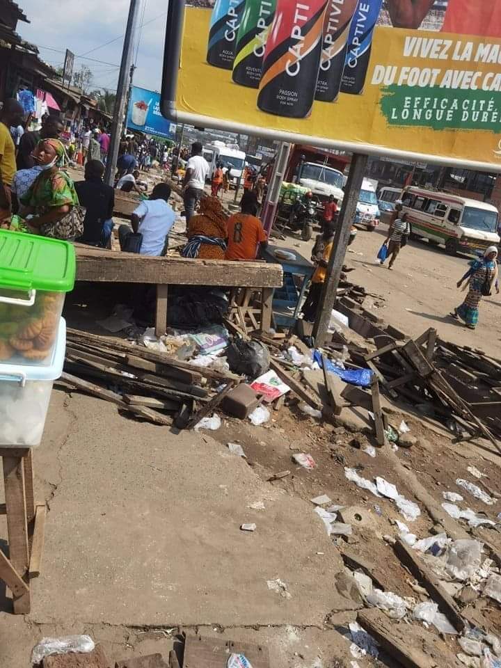 Image de Société. L'opération de déguerpissement à Adjamé Renault a été l'une des initiatives les plus marquantes de ces dernières années dans la région. Cette opération a été entreprise dans le but de réorganiser l'espace urbain, de lutter contre l'occupation illégale de terrains et de promouvoir le développement durable de la zone. Ce processus complexe a impliqué divers acteurs, des autorités municipales aux résidents locaux, et a suscité des débats passionnés sur les questions de légitimité, de justice sociale et d'aménagement du territoire. L'histoire de l'opération de déguerpissement à Adjamé Renault remonte à plusieurs années, lorsque les autorités locales ont identifié un besoin crucial de réhabilitation urbaine dans cette partie de la ville. La croissance démographique rapide et l'urbanisation incontrôlée avaient conduit à une utilisation anarchique des espaces, avec des constructions informelles se multipliant sans autorisation. Cette situation a créé des défis majeurs en termes d'infrastructures, d'accès aux services publics et de qualité de vie pour les résidents. Le processus de déguerpissement a été conçu comme une réponse structurée à ces défis. Des équipes spécialisées ont été mobilisées pour évaluer les structures existantes, identifier les zones illégalement occupées et élaborer des plans de relocalisation pour les résidents concernés. Les autorités ont cherché à équilibrer la nécessité de libérer des espaces avec la protection des droits des habitants, mettant en place des mécanismes pour indemniser les personnes déplacées et faciliter leur transition vers de nouveaux logements. Cependant, l'opération n'a pas été exempte de controverses. Certains résidents ont contesté la légitimité du déguerpissement, arguant que leurs conditions de vie précaires résultaient des lacunes dans les politiques publiques plutôt que de leurs propres actions. Des organisations de défense des droits de l'homme ont également exprimé des inquiétudes quant au respect des droits fondamentaux des personnes touchées par cette initiative. La mise en œuvre de l'opération a nécessité une coordination efficace entre les différents niveaux de gouvernement, les services municipaux, les organismes de logement et d'autres parties prenantes. Des solutions alternatives ont été recherchées pour éviter les déplacements massifs et traumatiques, notamment la réhabilitation des quartiers existants, la création de nouveaux espaces de logement abordable et le renforcement des infrastructures communautaires. Le volet social de l'opération a été tout aussi crucial. Des consultations publiques ont été organisées pour permettre aux résidents de s'exprimer sur les décisions qui les concernent. Des programmes de sensibilisation ont été mis en place pour expliquer les raisons derrière le déguerpissement et les avantages à long terme pour la communauté. Ces efforts ont contribué à atténuer certaines tensions et à favoriser une compréhension mutuelle entre les autorités et les citoyens. En parallèle, des projets de développement ont été lancés pour transformer les espaces libérés en zones bénéfiques pour la collectivité. Des parcs, des espaces verts, des infrastructures publiques et des équipements communautaires ont été planifiés pour remplacer les constructions informelles. Cela visait à créer un environnement urbain plus durable, offrant des avantages à long terme pour les résidents et renforçant l'attrait de la région. L'opération de déguerpissement à Adjamé Renault a donc été bien plus qu'une simple éviction de personnes de leurs logements. Elle a représenté un effort concerté pour remodeler positivement l'espace urbain, résoudre les problèmes sociaux liés à l'urbanisation anarchique et promouvoir un développement équilibré et durable. Les enseignements tirés de cette expérience pourraient servir de modèle pour d'autres initiatives similaires dans d'autres régions confrontées à des défis similaires.