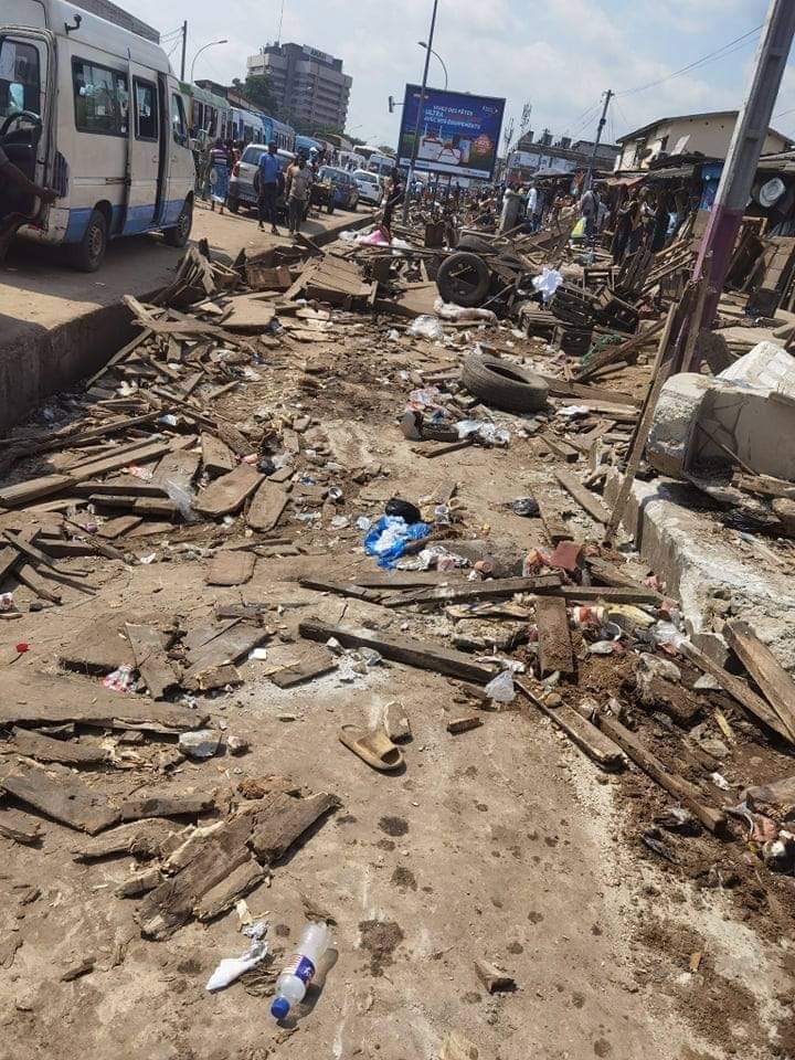 Troisième Image de Société. L'opération de déguerpissement à Adjamé Renault a été l'une des initiatives les plus marquantes de ces dernières années dans la région. Cette opération a été entreprise dans le but de réorganiser l'espace urbain, de lutter contre l'occupation illégale de terrains et de promouvoir le développement durable de la zone. Ce processus complexe a impliqué divers acteurs, des autorités municipales aux résidents locaux, et a suscité des débats passionnés sur les questions de légitimité, de justice sociale et d'aménagement du territoire. L'histoire de l'opération de déguerpissement à Adjamé Renault remonte à plusieurs années, lorsque les autorités locales ont identifié un besoin crucial de réhabilitation urbaine dans cette partie de la ville. La croissance démographique rapide et l'urbanisation incontrôlée avaient conduit à une utilisation anarchique des espaces, avec des constructions informelles se multipliant sans autorisation. Cette situation a créé des défis majeurs en termes d'infrastructures, d'accès aux services publics et de qualité de vie pour les résidents. Le processus de déguerpissement a été conçu comme une réponse structurée à ces défis. Des équipes spécialisées ont été mobilisées pour évaluer les structures existantes, identifier les zones illégalement occupées et élaborer des plans de relocalisation pour les résidents concernés. Les autorités ont cherché à équilibrer la nécessité de libérer des espaces avec la protection des droits des habitants, mettant en place des mécanismes pour indemniser les personnes déplacées et faciliter leur transition vers de nouveaux logements. Cependant, l'opération n'a pas été exempte de controverses. Certains résidents ont contesté la légitimité du déguerpissement, arguant que leurs conditions de vie précaires résultaient des lacunes dans les politiques publiques plutôt que de leurs propres actions. Des organisations de défense des droits de l'homme ont également exprimé des inquiétudes quant au respect des droits fondamentaux des personnes touchées par cette initiative. La mise en œuvre de l'opération a nécessité une coordination efficace entre les différents niveaux de gouvernement, les services municipaux, les organismes de logement et d'autres parties prenantes. Des solutions alternatives ont été recherchées pour éviter les déplacements massifs et traumatiques, notamment la réhabilitation des quartiers existants, la création de nouveaux espaces de logement abordable et le renforcement des infrastructures communautaires. Le volet social de l'opération a été tout aussi crucial. Des consultations publiques ont été organisées pour permettre aux résidents de s'exprimer sur les décisions qui les concernent. Des programmes de sensibilisation ont été mis en place pour expliquer les raisons derrière le déguerpissement et les avantages à long terme pour la communauté. Ces efforts ont contribué à atténuer certaines tensions et à favoriser une compréhension mutuelle entre les autorités et les citoyens. En parallèle, des projets de développement ont été lancés pour transformer les espaces libérés en zones bénéfiques pour la collectivité. Des parcs, des espaces verts, des infrastructures publiques et des équipements communautaires ont été planifiés pour remplacer les constructions informelles. Cela visait à créer un environnement urbain plus durable, offrant des avantages à long terme pour les résidents et renforçant l'attrait de la région. L'opération de déguerpissement à Adjamé Renault a donc été bien plus qu'une simple éviction de personnes de leurs logements. Elle a représenté un effort concerté pour remodeler positivement l'espace urbain, résoudre les problèmes sociaux liés à l'urbanisation anarchique et promouvoir un développement équilibré et durable. Les enseignements tirés de cette expérience pourraient servir de modèle pour d'autres initiatives similaires dans d'autres régions confrontées à des défis similaires.