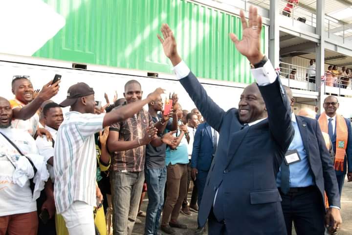 Quatrième Image de Société. L'Agora de Yopougon est le fruit d'une promesse tenue par le Président Sem Bictogo Adama, actuel Maire de la commune de Yopougon. L'inauguration de cette structure tant attendue a eu lieu le mercredi 8 janvier 2024, marquant un moment mémorable pour la jeunesse locale et la communauté dans son ensemble. Cet espace, qui était autrefois une promesse, s'est transformé en une réalité tangible sous l'impulsion du leadership visionnaire du Maire Sem Bictogo Adama. L'Agora de Yopougon représente bien plus qu'un simple lieu physique ; c'est un symbole de progrès, de développement et d'engagement envers le bien-être de la population. Située au cœur de la commune de Yopougon, l'Agora est conçue pour répondre aux besoins diversifiés de la jeunesse locale. Elle offre un éventail d'installations et de services qui favorisent l'épanouissement personnel, l'éducation, la culture et le sport. En tant que centre d'activités multidisciplinaires, l'Agora vise à encourager la participation active de la jeunesse dans des domaines variés, renforçant ainsi le tissu social de la communauté. Le jour de l'inauguration a été marqué par une cérémonie empreinte d'émotions et de célébrations. Les habitants de Yopougon ont afflué en grand nombre pour assister à cet événement historique. La présence du Président Sem Bictogo Adama a ajouté une dimension particulière à la cérémonie, soulignant l'importance qu'il accorde au développement local et à l'autonomisation des jeunes. La conception de l'Agora reflète une approche moderne et inclusive. Les installations sportives comprennent des terrains de football, de basket-ball et de volley-ball, offrant ainsi aux jeunes la possibilité de s'engager dans des activités sportives qui favorisent la santé et le bien-être physique. Des salles de classe équipées pour des cours de soutien scolaire et des ateliers de formation professionnelle ont également été intégrées, soulignant l'engagement envers l'éducation et le développement des compétences. La dimension culturelle de l'Agora n'a pas été négligée. Une salle polyvalente a été aménagée pour accueillir des événements artistiques, des expositions et des performances culturelles. Cela contribue à promouvoir la richesse culturelle de Yopougon et offre un espace où les talents locaux peuvent être mis en valeur. L'Agora fonctionne également comme un hub technologique, offrant un accès à Internet et des équipements informatiques modernes. Cela vise à connecter la jeunesse de Yopougon au monde numérique, favorisant ainsi l'acquisition de compétences technologiques essentielles pour le 21e siècle. L'impact social de l'Agora ne se limite pas à ses installations physiques. Le projet a créé des emplois locaux pendant sa phase de construction, stimulant ainsi l'économie locale. De plus, les programmes et les activités organisés au sein de l'Agora visent à renforcer le sentiment d'appartenance et de responsabilité au sein de la communauté, favorisant ainsi la cohésion sociale. En conclusion, l'Agora de Yopougon incarne une transformation significative pour la commune. Ce n'est pas seulement un espace physique, mais un catalyseur de développement, un symbole d'espoir et une plateforme qui stimule la croissance individuelle et communautaire. Grâce à la vision et à l'engagement du Président Sem Bictogo Adama, Yopougon a maintenant un lieu dynamique où la jeunesse peut s'épanouir, apprendre, créer et contribuer au progrès de la communauté.