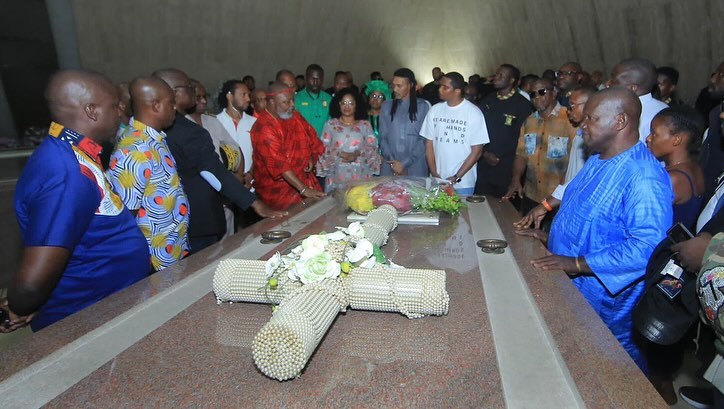 Image de Football. Samuel Eto'o partage avec enthousiasme son arrivée en Côte d'Ivoire, un pays qui revêt une importance particulière pour lui. Dans son post, l'ancien footballeur exprime sa reconnaissance envers la délégation camerounaise et lui-même pour avoir été chaleureusement accueillis sur la terre ivoirienne. Il souligne l'importance de rendre hommage au premier président de la Côte d'Ivoire, Félix Houphouet-Boigny, avant de s'installer dans le pays. L'hommage symbolique au président fondateur de la Côte d'Ivoire témoigne du respect et de la reconnaissance de Samuel Eto'o envers l'histoire et les figures emblématiques de la nation hôte. Ce geste symbolique démontre la volonté du célèbre sportif de s'ancrer dans la culture et l'héritage ivoiriens, renforçant ainsi les liens entre les deux pays. La rencontre avec sa majesté Nanan Kouassi Ngoh 3, Chef Canton des Akouai, de la Famille Houphouët-Boigny, souligne l'importance des relations diplomatiques et culturelles entre le Cameroun et la Côte d'Ivoire. Cette audience privilégiée témoigne de l'estime accordée à Samuel Eto'o et à la délégation camerounaise, renforçant ainsi les liens entre les deux nations. L'ambassadrice du Cameroun en Côte d'Ivoire, son excellence Marie Yvette Koloko épouse Assene Nkou, est également mise en avant dans le post. La chaleureuse audience qu'elle a accordée à la délégation démontre l'importance des relations diplomatiques entre les deux pays. Samuel Eto'o exprime sa gratitude envers l'ambassadrice, soulignant son rôle crucial dans le renforcement des liens entre le Cameroun et la Côte d'Ivoire. En résumé, la publication de Samuel Eto'o reflète un moment chargé d'émotion et de reconnaissance envers la Côte d'Ivoire. Son geste d'honorer le premier président ivoirien et les rencontres avec des personnalités locales illustrent son engagement envers la culture et l'histoire du pays. Les remerciements adressés à l'ambassadrice et à sa majesté Nanan Kouassi Ngoh 3 témoignent de la profonde gratitude de la délégation camerounaise pour cet accueil exceptionnel. Ce post contribue ainsi à renforcer les liens amicaux et diplomatiques entre le Cameroun et la Côte d'Ivoire.