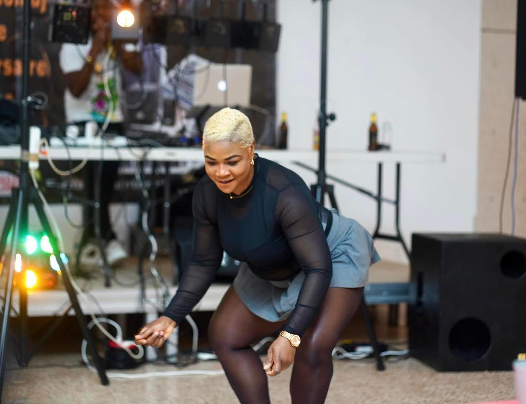 Image de Événements/Sorties. La Petite Zota, danseuse officielle de Serge Beynaud, partage avec ses fans quelques moments captivants de son spectacle à Auxerre. À travers des images vibrantes, elle offre un aperçu de sa performance artistique, laissant transparaître l'énergie et la passion qui caractérisent son style unique. La publication suscite l'excitation en annonçant un rendez-vous à venir : le 2 mars pour son workshop à Paris. Un événement qui promet d'être aussi envoûtant que son spectacle à Auxerre. La danseuse laisse planer le mystère en évoquant davantage d'informations à venir, créant ainsi une attente curieuse parmi ses followers. Cette annonce témoigne de la volonté de La Petite Zota de partager son art et son talent au-delà des scènes traditionnelles. En se projetant vers un workshop à Paris, elle offre une opportunité à ses admirateurs de vivre une expérience immersive et d'apprendre directement de son expertise en danse. L'engagement envers la communauté est palpable dans le message, révélant l'importance qu'elle accorde à son public. En partageant ces instantanés de son spectacle, La Petite Zota crée un lien authentique avec ses followers, les invitant à faire partie intégrante de son univers artistique. En résumé, la publication de La Petite Zota offre un aperçu alléchant de son récent spectacle à Auxerre, tout en éveillant l'anticipation autour de son prochain workshop à Paris. Elle démontre ainsi son engagement envers l'art, la transmission de savoir et son public, créant une connexion spéciale avec ceux qui suivent avec passion son parcours artistique.